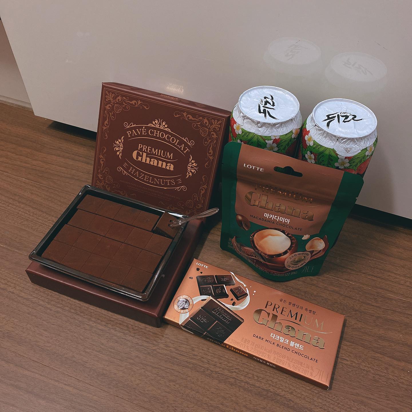 #협찬 lottewellfood #프리미엄가나 #연말선물
송년회, 크리스마스 등등 모임이 잦은 연말에,
커피, 와인, 위스키와 함께 먹는 디저트로,
고마운 이들에게 마음을 전하는 선물로
프리미엄 가나🍫 강추🌟

💜생쇼콜라 헤이즐넛
💜다크밀크 블렌드
💜마카다미아

프리미엄 라인 답게 패키지가 예뿌당ㅎㅎ
3종 다 맛있당👍
초콜릿은 역시 가나가 짱👍

https://pages.coupang.com/p/s83552

#신상스타그램 #네일 #생활용품 #커피디저트 #가나초콜릿 #모델 #신상과자 #뷰티 #신상디저트 #패션 #맞팔100% #먹스타그램 #가나