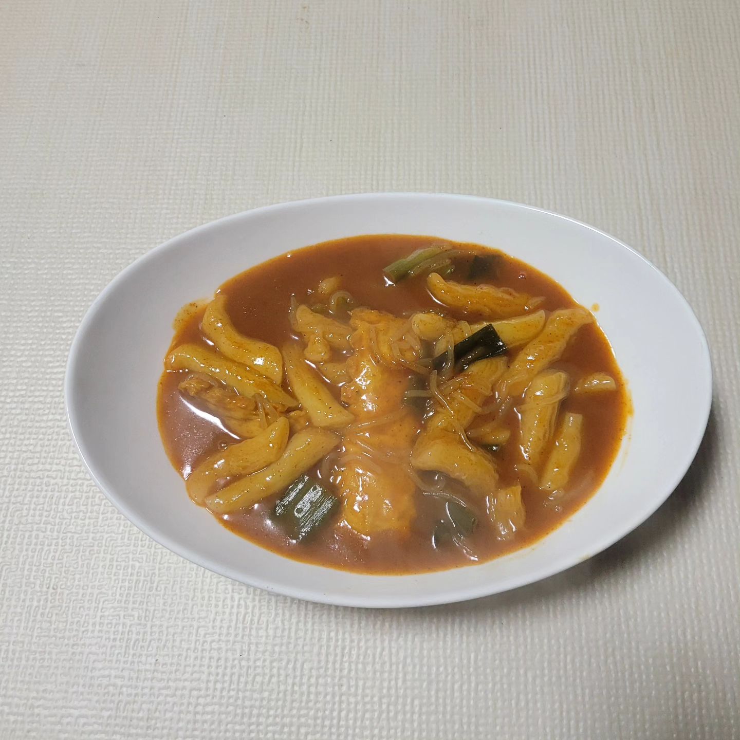 #협찬
내사랑 떡볶이~~ 옥이네 떡볶이 드셔보셨나요? 전 쫄볶이도 너무 좋아하는데 쫄면이 들어있어서 완전 맛있는거 있죠 액상소스로 감칠맛 대박
캡사이신없이 깔끔하게 매콤한 옥이네 떡볶이 한 번 드셔보세요
떡,쫄면,어묵은 찬물에 담궈 해동해주시고 물 (종이컵 2컵 또는 360ml)을 후라이팬에 넣고 소스를 풀어 끓여주세요, 해동된 떡,어묵,쫄면은 손으로 떼어 찬물에 헹구시고 소스가 끓으면 떡과 어묵을 넣고 떡이 살짝 부풀 때 즈음에 쫄면을 넣고 쫄면이 익으면  완성!!!! 어제는 순한맛 아들과 함께 밥까지 비벼먹고  오늘은 매니아맛 먹었는데 맛있게 매워서 쓰압쓰압 하면서 먹었네요 ㅎㅎ 

happy_ogine
 #옥이네떡볶이 #옥이네쫄볶이 #떡볶이 #떡볶이맛집 #떡볶이밀키트 #쫄볶이 #떡볶이레시피 #떡볶이택배 #쫄볶이매니아맛#떡볶이는사랑입니다 #떡볶이성애자 #떡볶이추천 #떡볶이그램 #쫄볶이닭볶음면 #쫄볶이맛집 #쫄볶이밀키트