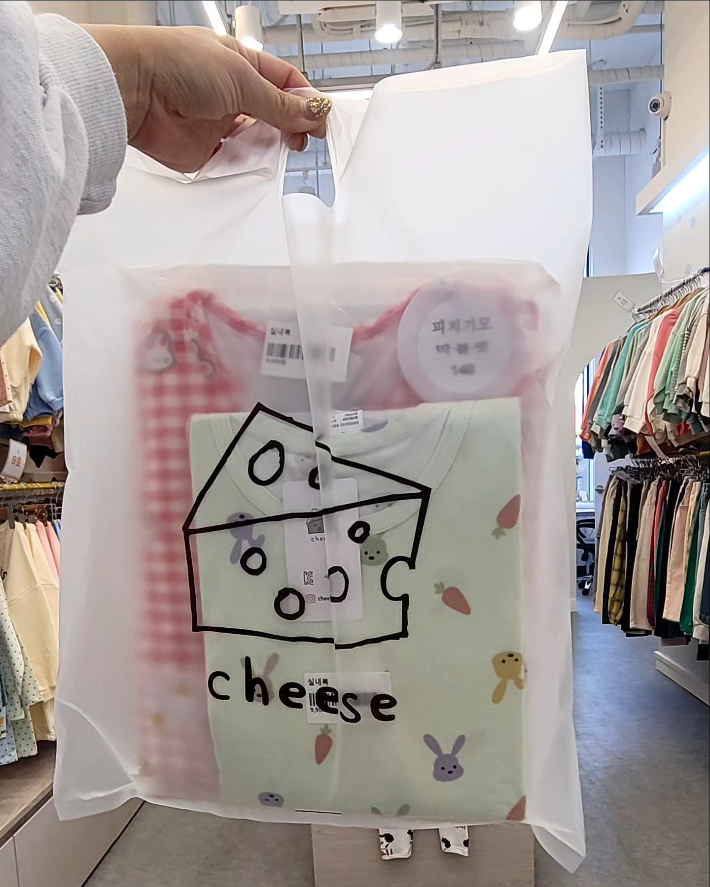 치즈 실내복 왜이리 예쁜가요?
질도 좋구 이쁘기까지♡
거기다가 치즈실내복 사장님 까지 친절하시쥬~~~!
이정도면 최고쥬~~~!!

우리 동네에 치즈 실내복 
초등학생까지 가능하니 가보셔용^^
사이즈는 160까지 입니둥♡

cheese_daegu  #테크노폴리스 #예미지상가 #치즈실내복 #치즈실내복 #실내복맛집 #대구옷집 #구지실내복 #무인매장 #무인점포 #잠옷맛집 #대구 #후기사진
