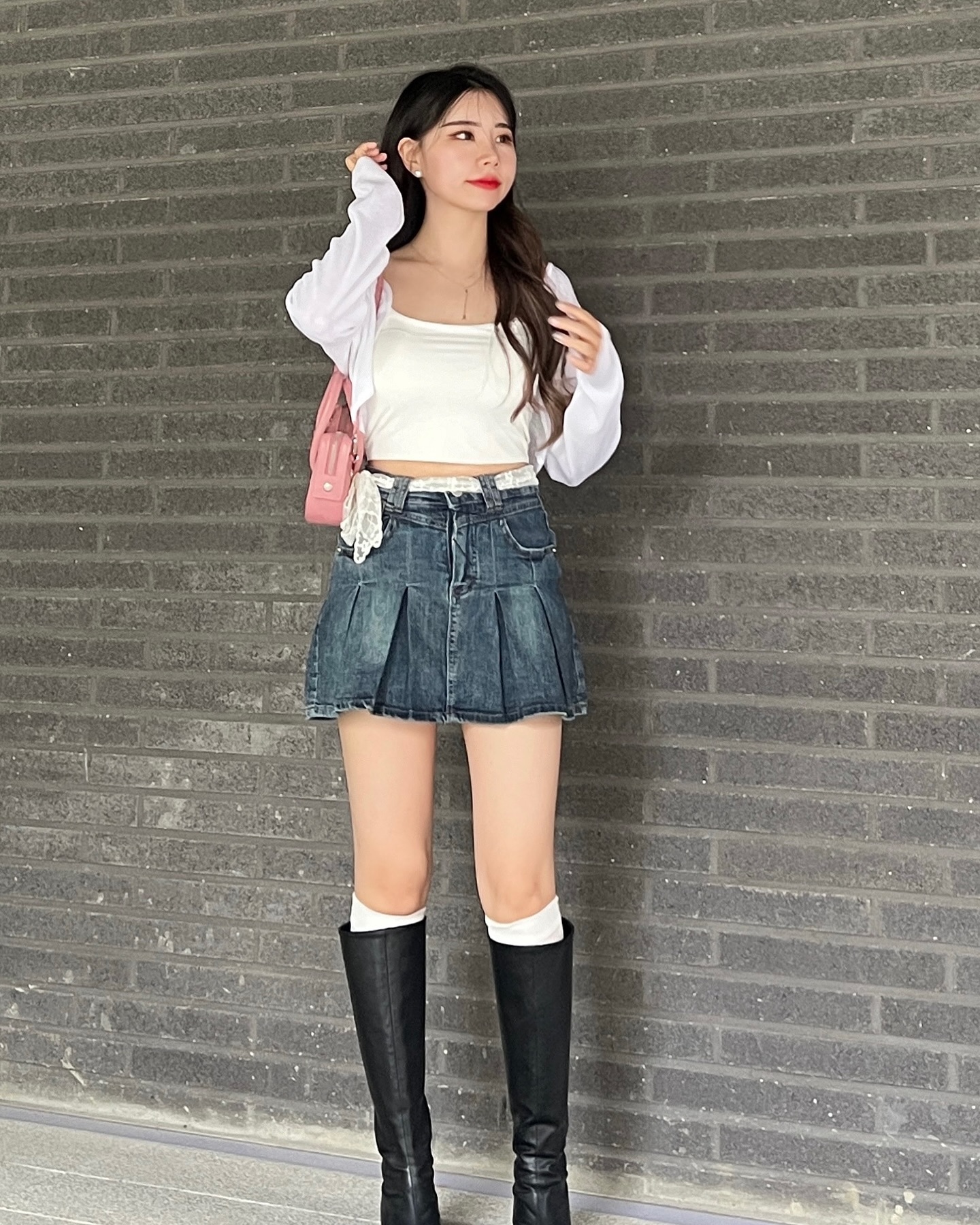 여러분 잘 지내셨나요? 바쁜 현생에 두 달 만에 올리는 피드인 것 같네욤..ㅎ다시 열심히 활동해볼게욧💓💓

치마 디테일 색감 모두 취저인 zeroplanet_kr 의 데님 스커트 입었는데 속바지가 있어 더 편하더라구욤✌🏻
제 최애 치마가 될 것만 같아요💖

#데님스커트 #디자이너브랜드 #zeroplanet #플리츠스커트 #치마 #속바지치마