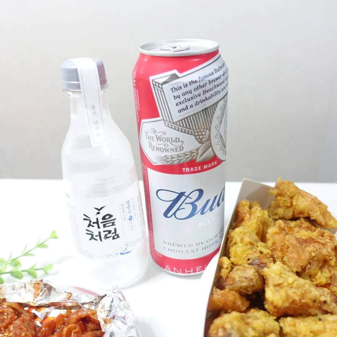 지난 주말에 온 가족이

다 함께 둘러앉아 너무나 맛있게 즐겨 보았던

방금 튀겨낸 다가치깨통닭

​

친구집 놀러 갔다가

우연히 들리게 된 부산 화명동

가성비 치킨 맛집

다가치깨통닭 화명점 이었는데요​

​

신랑은 간만에 너무나

가성비 좋은 그리고 맛있는 통닭이랑

치킨 먹는다고 아주 행복해서

소맥 마느라 바쁘십니다.

​

저도 같이 옆에서 바빴네요.

간만에 치맥 제대로 즐겨보았거든요.

​

똥집도 닭발도

후라이드 치킨도 너무너무 맛있었던

화명동 가성비 치킨 맛집 다가치깨통닭

​

여태 먹었던 치킨 중에

가성비가 최고였어요.

​

어릴 때부터 너무 좋아했던 치킨인지라

저도 소자본 창업으로 한번

시작해 보고 싶은 욕심이 들 만큼

정말 매력적인 치킨 브랜드인 듯해요.

​

#화명동가성비치킨맛집 #다가치깨통닭화명점

#부산화명동치킨 #화명동치킨 #화명동가성비치킨​