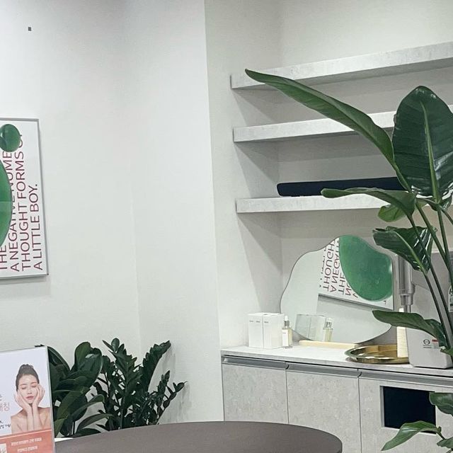이소 on Instagram: "#광고 사진을 찍거나 영상을 찍을 때 항상 얼굴 비대칭이 신경 쓰였었는데 경락 받기는 무섭고 안 아프게 비대칭을 해결 할 수 있는 곳을 찾았어요!!! 눈꼬리가 올라간 부분
