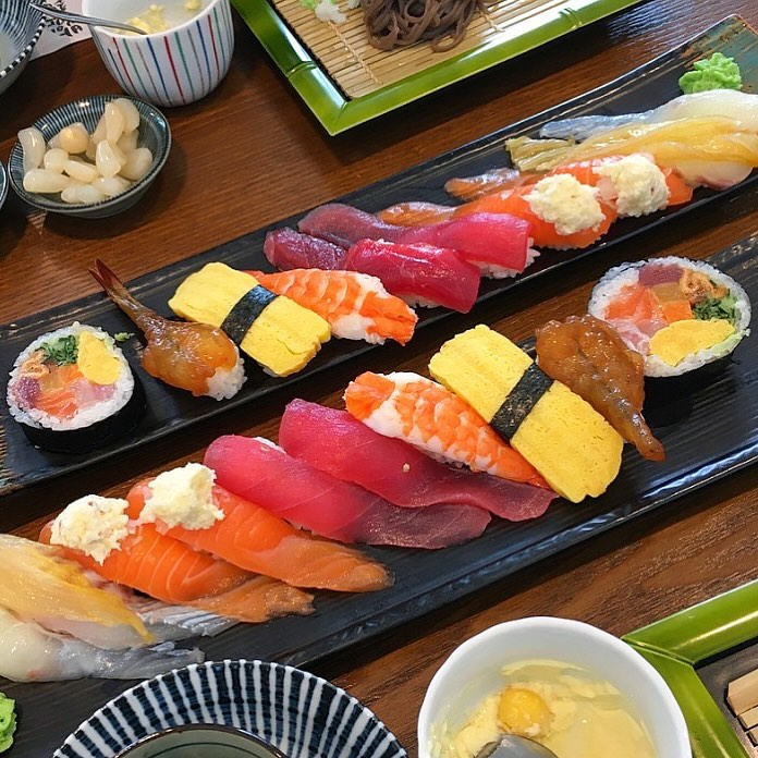 📍 대전 봉명동 상무초밥 유성점

✧ 진심초밥세트(10P) 12900원

인기 많은 초밥맛집! 정갈하고 좋아요
점심때 갔는데도 웨이팅이 있었어요
유성점말고도 대전에 많더라고요
가성비 좋고 구성도 괜춘한듯 ‼️

#딤딤맛집 #대전 #대전여행 #대전맛집  #food #대전데이트  #먹스타 #먹스타그램 #맞팔 #선팔 #선팔하면맞팔 #followforfollowback #like #daejeon #상무초밥 #유성맛집 #봉명동 #봉명동맛집 #봉명동데이트 #초밥 #sushi
