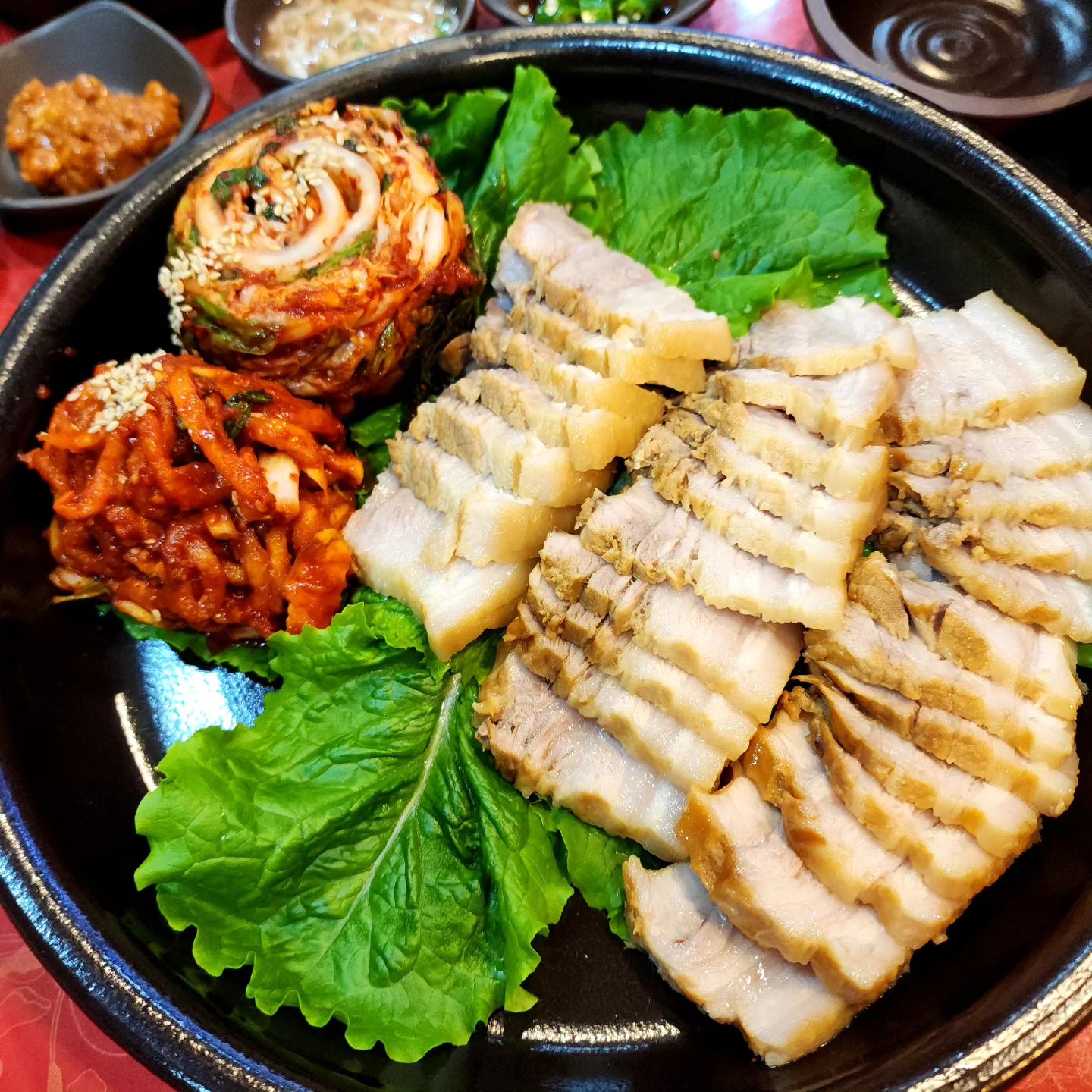 선사항아리보쌈😍

보쌈이 이리도 부드럽고 맛있는것이었나
퍽퍽함이 전혀 느껴지지 않는
부드럽고 육즙이 살아있는 보쌈!!
김치랑 무생채면 너어무~단짠매콤^^
물막국수는 어찌나 시원하고 쫄깃한지~~
고기랑 같이 먹으면 세상 다 가진 기분😊

#협찬 #대전보쌈맛집 #선사항아리보쌈
#대전맛집 #대전보쌈 #월평동맛집
#대전맛집추천 #월평동 #대전서구맛집
