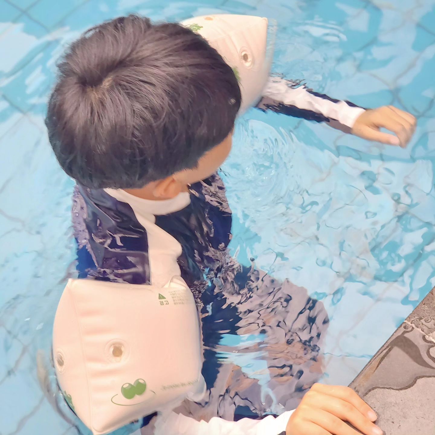 #협찬

귀여운 올리브 로고의
감도가 좋은 브랜드.
펠시몽 몽몽튜브 
아이부터 어른까지 같이
쓸 수 있는 사이즈로 
컬러감도 이쁘죠?
 
국내생산, KC 인증받은 안전한 
소재사용으로 바람도 잘 빠지지 않아
우리아이 물에서 노는내내 팔에서
암튜브 를 빼질 않더라고요 ㅎ

그만큼 안정감까지 굿~♡

 
facilement_official

#펠시몽 #facilement #펠시몽암튜브 #암튜브 #몽몽튜브 #어깨튜브 #암링 #암튜브추천 #암링추천 #물놀이용품 #팔튜브 #물놀이아이템 #성인암튜브 #어린이암튜브 #호캉스