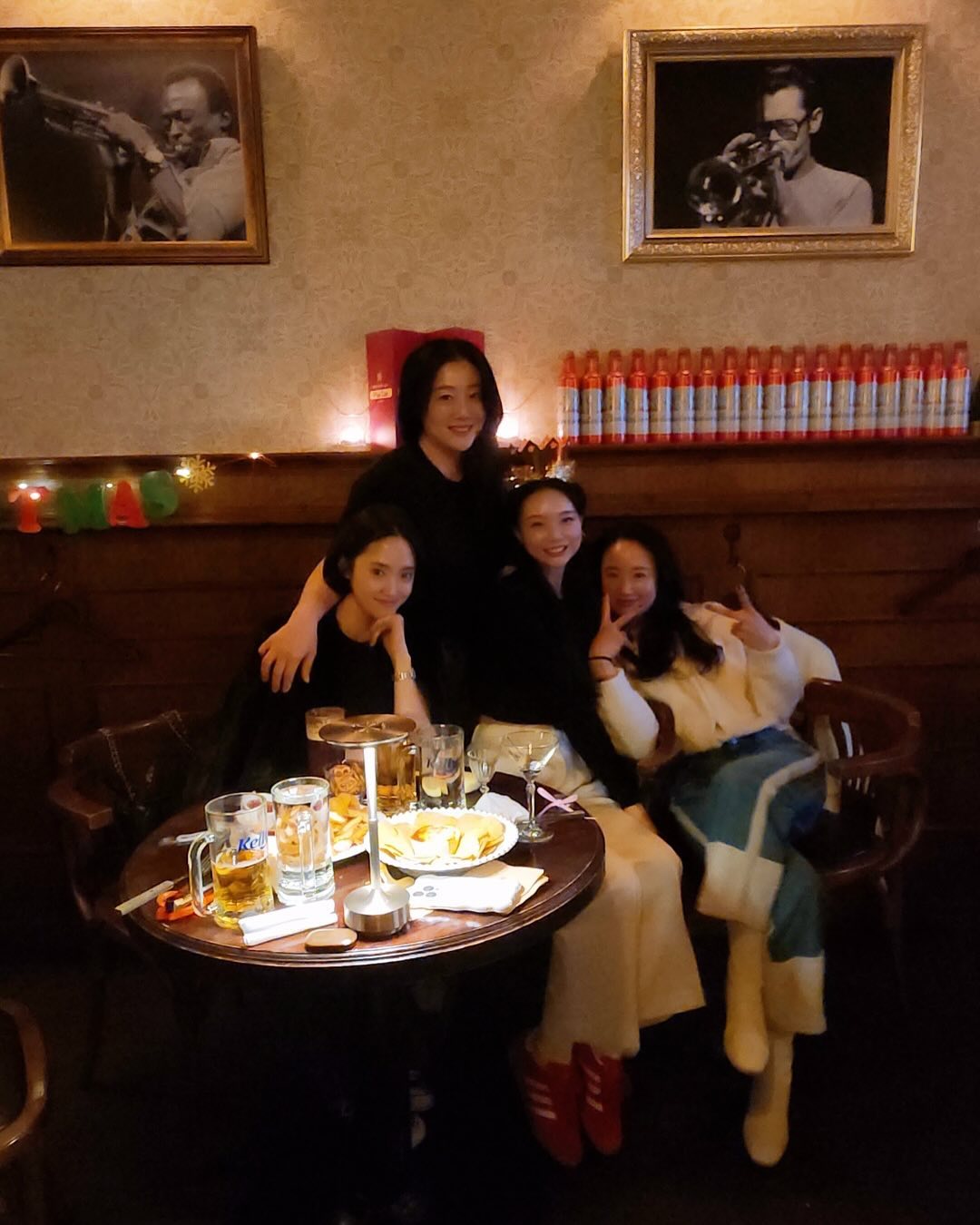 .
언제나 크리스마스같은 
혀놔의생일🎂
.
#마티니#마탱이#디밥사천점#분위기맛집 
#생파#42살여자들#크리스마스분위기물씬🎄
#42세복근녀#개그맨들#즐거웠다❤️