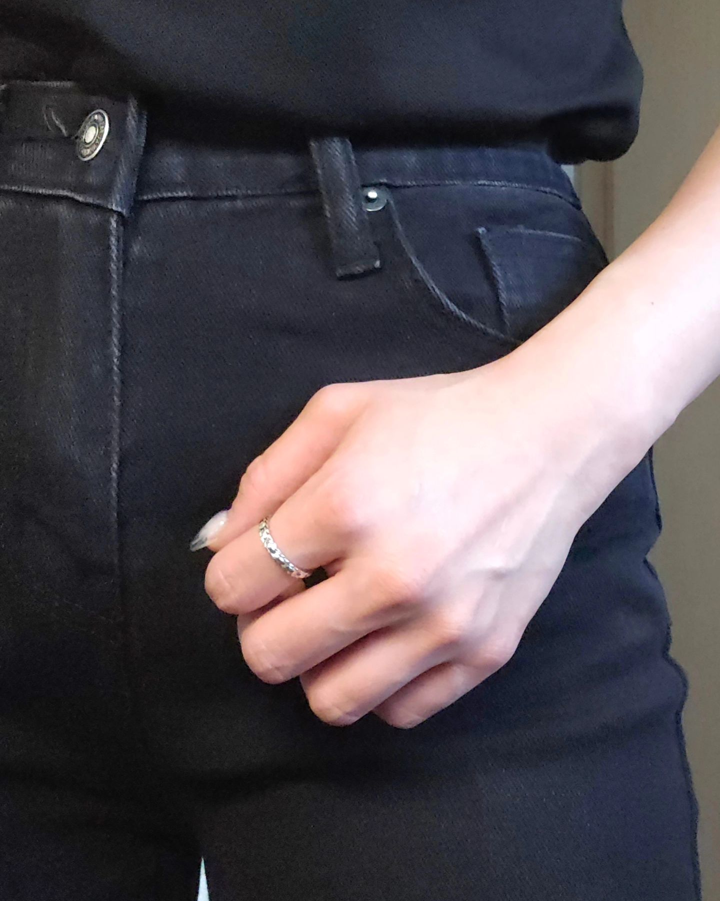 #제품제공 alldaze_jewelry 

유명한 브랜드 주얼리 좋지만 길에서 너무 흔하게 보여서 독특하고 예쁜 디자인 찾다가 알게된 올데이즈 ✨️

검지반지로 선택했는데 얇은 듯 하지만 꼬임 로프와 반달 레이스로 은근 볼륨감이 돋보이고 어느 룩에나 잘 어울려 데일리 반지로 딱!

🏷 lock and key volume ring [ white gold ]

#14K주얼리 #14k반지 #다이아몬드주얼리 #다이아몬드반지 #주얼리 #반지 #데일리주얼리 #데일리반지 #주얼리선물 #올데이즈주얼리 #alldazejewelry