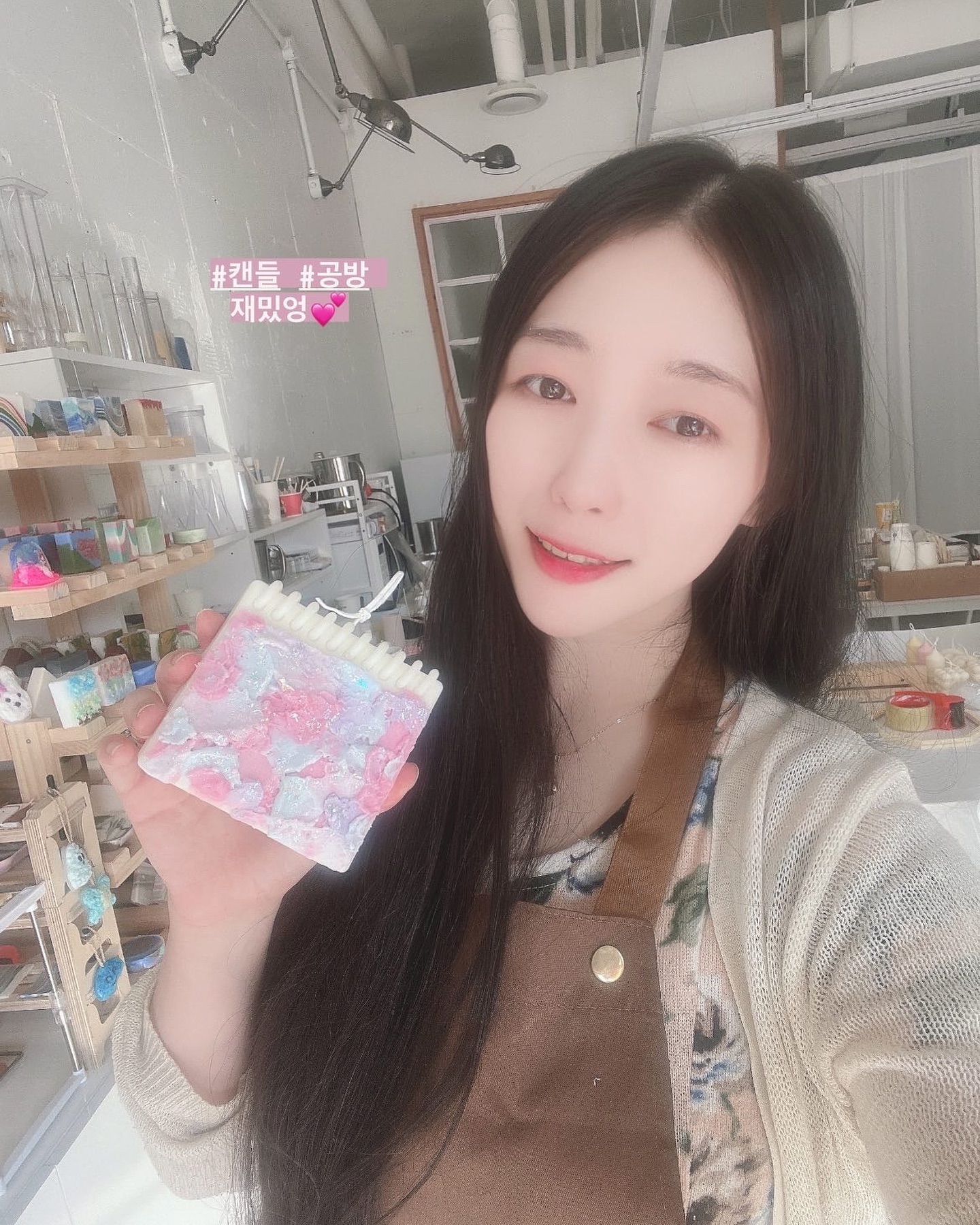 #봉봉스튜디오 #협찬 

처음으로 만들어보는 너무 예쁜캔들🌸
요즘 공방에 관심도 많아서 온라인으로 수업도 들었는데
직접와서 원데이클레스 1:1 수업받으니 너무 재밌더라구요!
컨디션이 갑자기 안좋아진거 빼고는 너무 만족했던 수업이었어요.
키즈, 성인반도 있고 1:1 수업이라서 꼼꼼하게 하나하나
알려주시는 친절한 봉봉스튜디오 원장님💕
하나는 달달한 바닐라시럽향! 다른 하나는 편안한 머스크향!
방에 놔두면 인테리어효과도 있고 전체적으로 향이 퍼져서
너무 좋더라구요.. 이러다가 캔들에 빠지면 어쩌죠😂
창업 준비하시는분들은 자격증반 들으면 도움될꺼같아요✨

#캔들공방 #비누공방 #이색데이트코스 #서울원데이클래스 #서울공방 #김포실내데이트 #김포원데이클래스 #김포공방 #김포이색데이트 #김포캔들공방 #셀스카그램 #셀피 #크리에이터 #패션디자이너 #모델 #블로거 #오오티디 #좋반 #선팔 #일상 #좋반 #팔로우 #팔로워 #팔로잉 #반사 #맞팔 #좋아요 #소통 #flowers