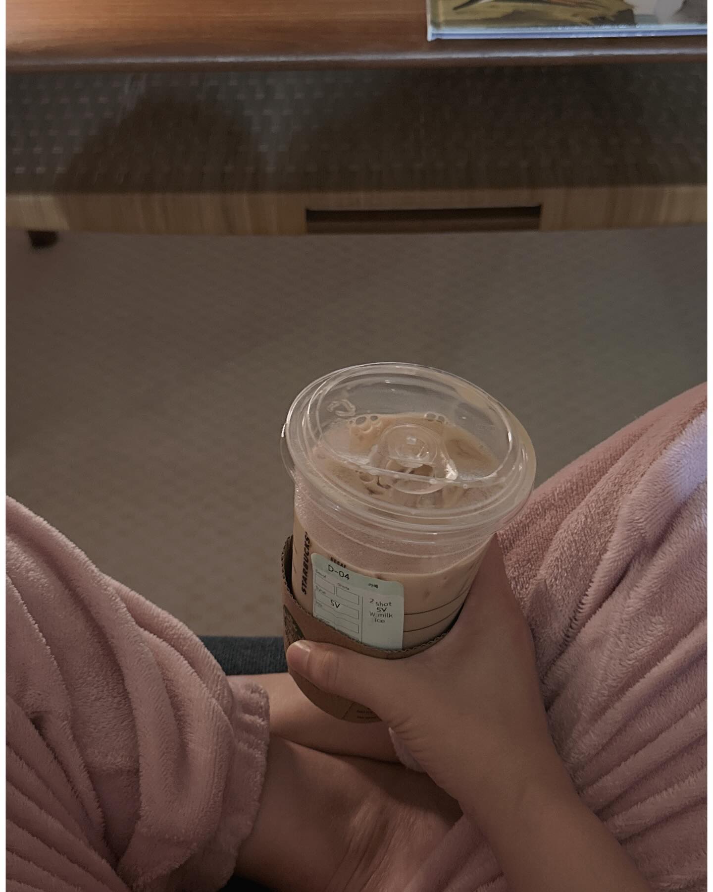 _
가끔씩 건네는 신랑의 때묻은 깜짝 봉투를 받을때면 
마음이 이상하게 시리다 건네는손에 상처가 먼저 보
이고 봉투에 묻은때가 마음이 쓰인다 커피알못인 사
람이 아메리카노를 사다 이번에는 바닐라 라떼로 잘 
사왔다며 뿌듯하게 내미는 커피도 마음 아프게 고맙
다 디카페인만 먹는 나지만 2프로 부족한 커피가 어
찌나 달고 맛있던지. 뜬눈으로 밤새도 행복했던 긴-
긴 밤🌛

#내단짝