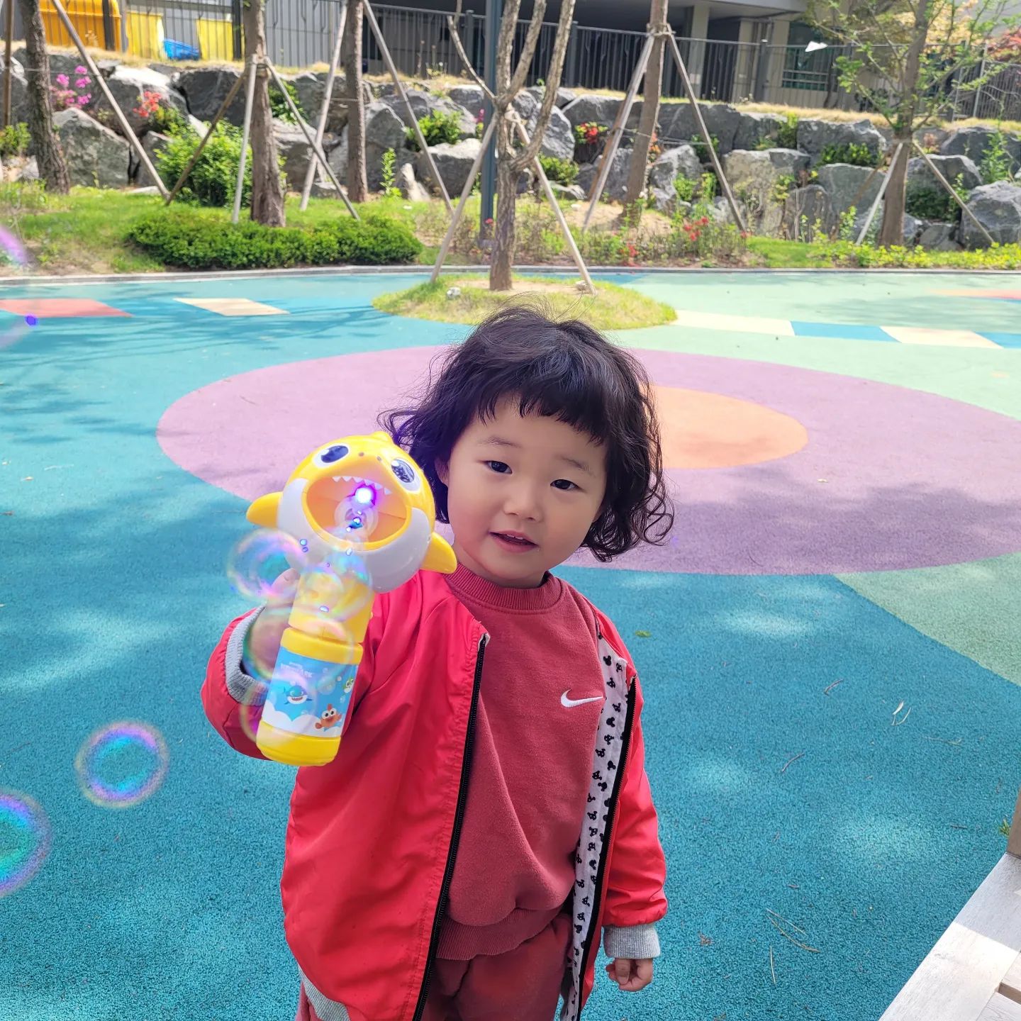 외하부지가 사준 아기상어 비누방울♡
날씨가 안좋아서 숨겨뒀다가 오늘 개시!!
나가서 한통 다쓰고 또 하자는거 잘 구슬려서 다음에 하기로 했어요😆
뭐든지 끝장을 봐야하는 우리집 고집쟁이🫠
오늘도 잘쉬었는데 내일도 쉰대요!!아싸♡♡
#워킹맘 #내일도쉰다야호 #주말스타그램 #일상 #비누방울놀이 #남매스타그램