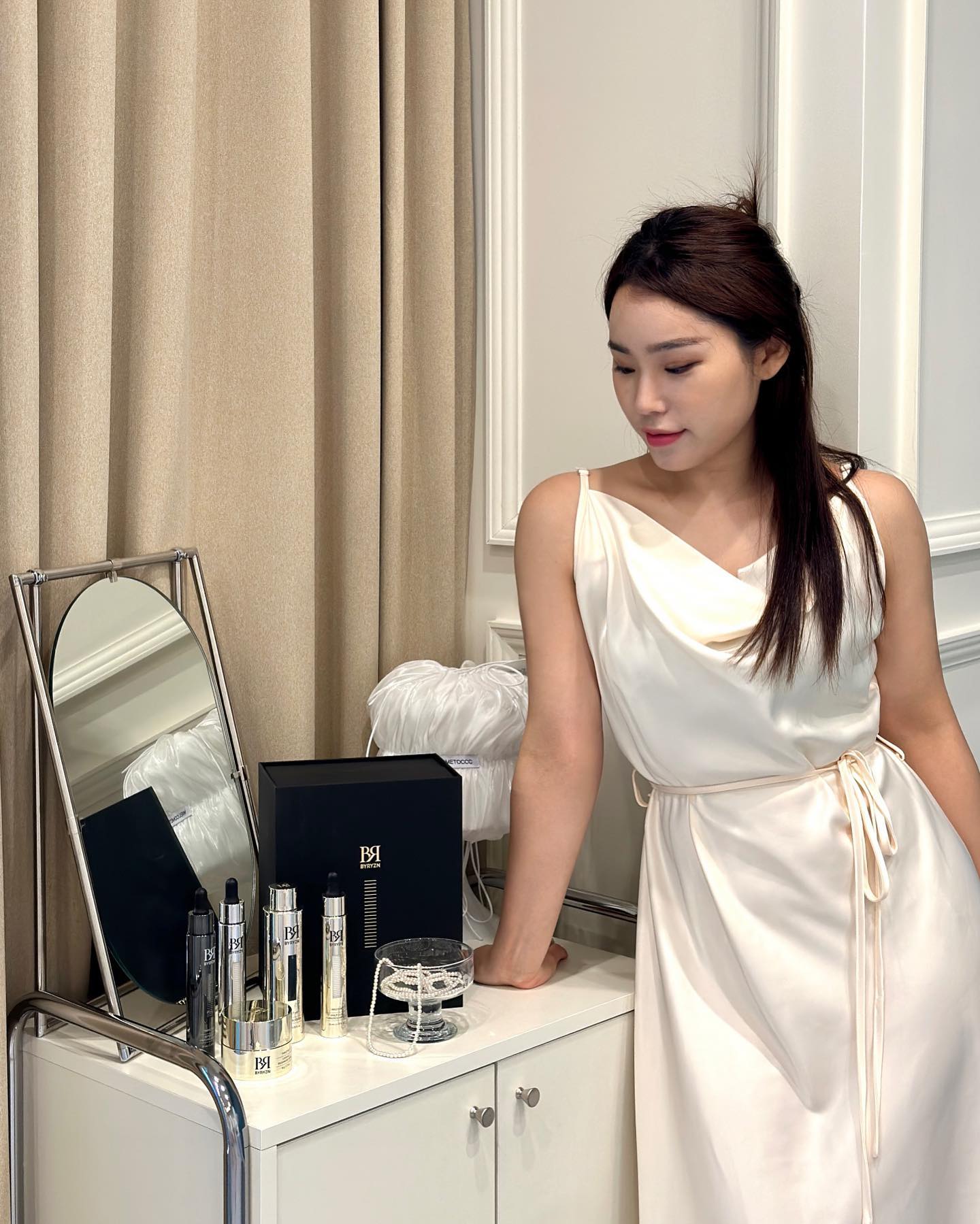 #광고 byryzn_cosmetics 

저의 요즘 피부고민은 잔주름과 떨어지는 탄력…! 안티에이징 케어를 위해 선택한 바이리즌BR 소개할게요. 피부부터 피부속까지 오리지널 유효성분을 전달하는 ‘고효능 하이엔드 코스메틱 브랜드’로 글로벌 바이오 에스테틱 기업 ‘휴젤’의 집약된 기술력과 노하우로 탄생했어요. 

바이리즌BR 5종으로 홈케어 하고 있는데요(HA스킨부스터, 보툴리진 캡쳐 앰플, 히알풀러 턴오버 앰플, 피그먼트 토닝 앰플, 리피드풀 리차징 크림) 특히 보툴리진 캡쳐앰플은 1회 사용으로 대조제품 대비 피부 흡수 개선효과가 있더라고요. 독자 개발 특허 펩타이드 성분은 건강한 피부를 만들어 주고, 듀얼 액션 히알루론산은 피부에 수분과 탄력을 채워줘요. 

표적솔루션으로 안티에이징 케어해주는 바이리즌과 함께 주름 탄력케어 해보세요🖤

#바이리즌 #바이리즌BR #표적솔루션 #표적안티에이징 #보툴리진캡쳐앰플 #주름개선 #물광케어 #하이엔드코스메틱 #BYRYZN