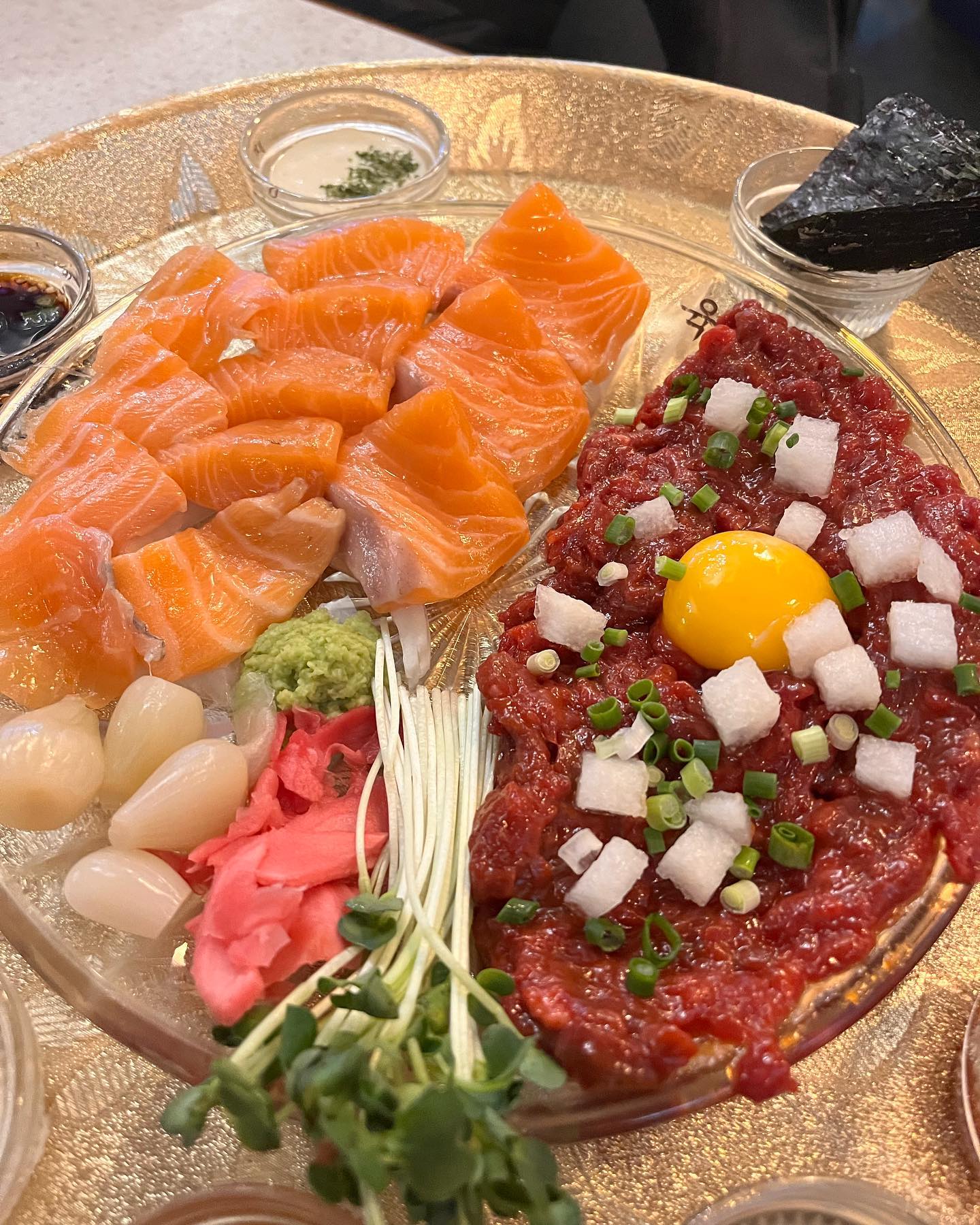 육값어치 천안두정점 

📍충남 천안시 서북구 원두정6길 22 2층
☎️ 0507-1330-0535
⏱️ 월,화,수,목,일 17:00 - 02:00
  금,토 17:00 - 03:00
📃육회 200g 22000원
✔️뭉티기(육사시미) 35000원
✔️육반뭉반(육회+뭉티기) 39000원
✔️육회한 연어(육회 + 연어) 38000원
✔️육낙이(육회+산낙지) 소 33000원 /대45000원
✔️육딱이(육회+딱새우) 38000원
✔️육전육회 39000원

두정동에서 술 조금 마시고 놀다가 육회도 땡기고 연어도 땡겨서 방문해보게 된 육값어치입니다!! 인스타에 종종 보이길래 가보고싶었거든요! 또 육회가 2차로 가기에도 넘넘 좋자나용~! 가게 내부는 환하고 생각보다 테이블도 넓고 자리도 많았고 곳곳에 있는 샹들리에가 너무 예뻤어요! 데이트하러 오기 딱 좋을듯 ㅎㅎ

주문하자마자 소고기무국을 가져다주세요! 뜨끈뜨끈 한게 안주 나오기 전부터 속을 달래주는 느낌!! 해장과안주가 동시에 되는것 같아 좋았어용 ㅎㅎ 그리고 저 물고기 소주잔 넘 기엽죠!! 일반소주잔도 준비되어 있느니 참고하세욤!

저는 육회한연어를 주문했고 비쥬얼부터 너무 예뻐용~!~! 같이 나오는 소스로는 김, 초장, 깻잎, 육회소스, 간장, 크림치즈, 기름장, 타르타르소스입니다! 하나씩 먹어보면서 맛있는 조합 찾으시면 될 것 같아요 ㅎㅎ

육회 빛깔이 싱싱하고 촉촉하고 부드러워보이더라구요!  그 위에 올라간 계란 노른자까지 ~👍 연어는 얇지 않고 두툼하고 크기도 컸어요! 냄새도 안나고 싱싱하고 부들부들하니 맛있었어요 ㅎㅎ

그리고 들어가자마자 유라창에 서비스받은 흔적들이 많아서 저도 기대가 되더라구요! 드디어 받은 육회주먹밥과 꿀떡! 육회주먹밥 진짜 대꿀맛,,넘 맛있어요,,!!!!!공짜라 그런가 더 마싯엉💕
.
.
.
#협찬 #먹스타그램 #푸드스타그램 #맞팔 #맞팔해요 #맞팔환영 #맞팔선팔 #소소한행복 #소주 #소통 #좋아요반사 #좋아요 #좋아요환영 #좋아요환영 #food #foodstagram #두정동데이트 #두정동술집 #두정동감성 #두정동핫플 #두정동맛집 #육값어치 #육회 #연어 #두정동육회 #두정동연어