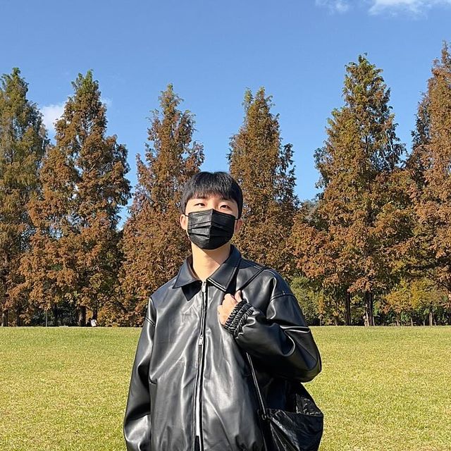 국밥충임 on Instagram: "#협찬 #광고 #스탠다드에러 #STANDARDERROR @standarderror_official 181cm / 64kg 87-STAN010 [비건 레더] 스탠다드 블루종 레더 자켓 블랙 L 1️⃣ 오염이나 변색이 잘 일어나지 않고 건조