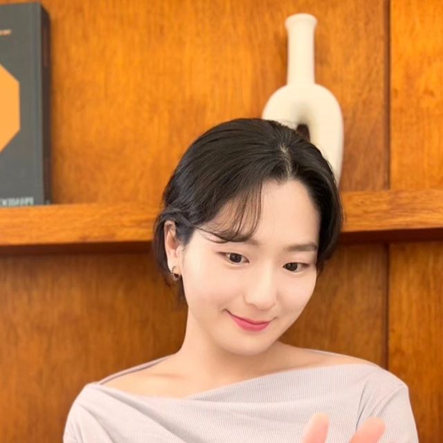 임지현 on Instagram: "귀걸이가 안어울려서 못했는데 이 귀걸이는 넘후옙허.. 연말이라 나름 치장했는데 나름 잘어울려서 완전 만족🩵💙 귀걸이는 '시엠프레'에만 있는 자체제작 상품이랍니