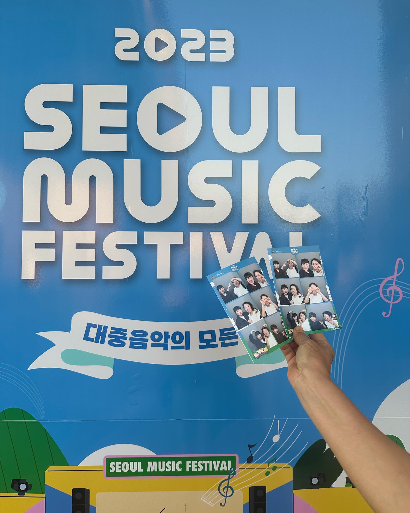 2023서울뮤직페스티벌🎶🎵

난생 처음 가 본 서울시에서 주최한 서뮤페
노들섬 가는길에 잠깐 지치기도 했지만
라면으로 보충하고 사진부스에서 사진 찍고,
6시 좀 넘어서 드디어 입장🥹
아이키,너드 커넥션,넉살,정인,원슈타인
첫날부터 라인업 폼 미쳤다😍
다 너무 좋아했던 분들이라 행복 그잡채
귀호강 눈호강 음악치료하고 심신안정 되찾음
집와서 뻗었지만 오늘만큼은 행복해🫠

#2023서울뮤직페스티벌 #2023서뮤페 #2023서뮤페후기 #서울시무료공연당첨 #귀호강 #눈호강 #음악축제