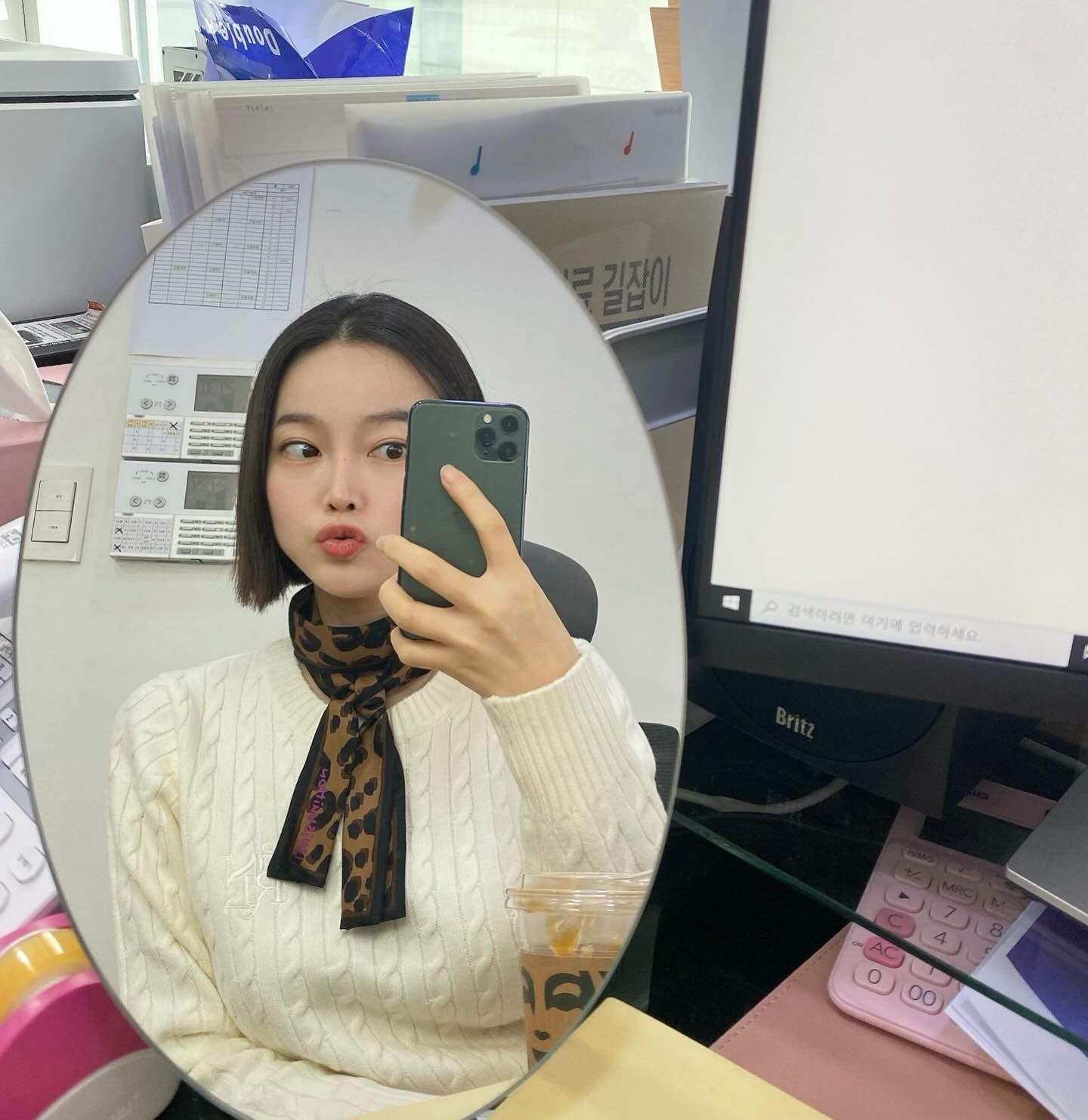 10년 전 쯤(?) 삿던 뤼비똥 방도 스카프
아직도 잘 하고 다님 🙂
좋은 거 사서 오래 잘 쓰는 편🤎

넘 맛있었던 원동 미나리 삼겹살
역시 제철음식이 최공👍

그나저나 날 따뜻해져서 오랜만에 캠핑가려고
캠핑장 예약해뒀는데 왜 다시 추워지는거 같죠..😨
오랜만에 캠핑일상 사진 많이 찍어올게요🫶