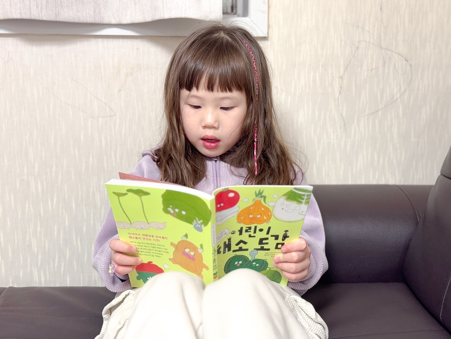 #협찬

첫째 시윤이부터 채식이유식을 하였지만 어린이집을 다니기 시작하고
음식편식이 심해졌는데요.

점점 채소를 거부하는 모습이 보여 어떻게 해야되나 고민하던중에
어린이채소도감을 읽어보면서 채소에대해 재미있게 배워볼 수 있었어요.

쉽게 배워보지 못한 채소에 대해 배워보고 상식을 어렵지않고
재미있게 배워볼 수 있었어요!

또 유퀴즈에 출연한 김민지 영양사가 추천하는 책으로
단순히 글만 있는 책이 아닌 그림으로 재미있게 배워볼 수 있었답니다

유독 채소거부가 심한 첫째에게 자주 보여주고 어디에 좋은건지
알려주며 흥미를 가지는 채소를 먼저 먹어보기로 하였는데요.
다음주에 김밥에 당근을 넣어서 먹어보기로 하였답니다!

어렵지않게 야채의 특징들까지 배워볼수있어서 너무 좋았어요:)

🏷ᴛʜᴀɴᴋs ᴛᴏ - miseghy_books

#채소 #영양소 #건강 #음식 #역사 #편식 #도감 #미세기 #어린이채소도감 #채소도감