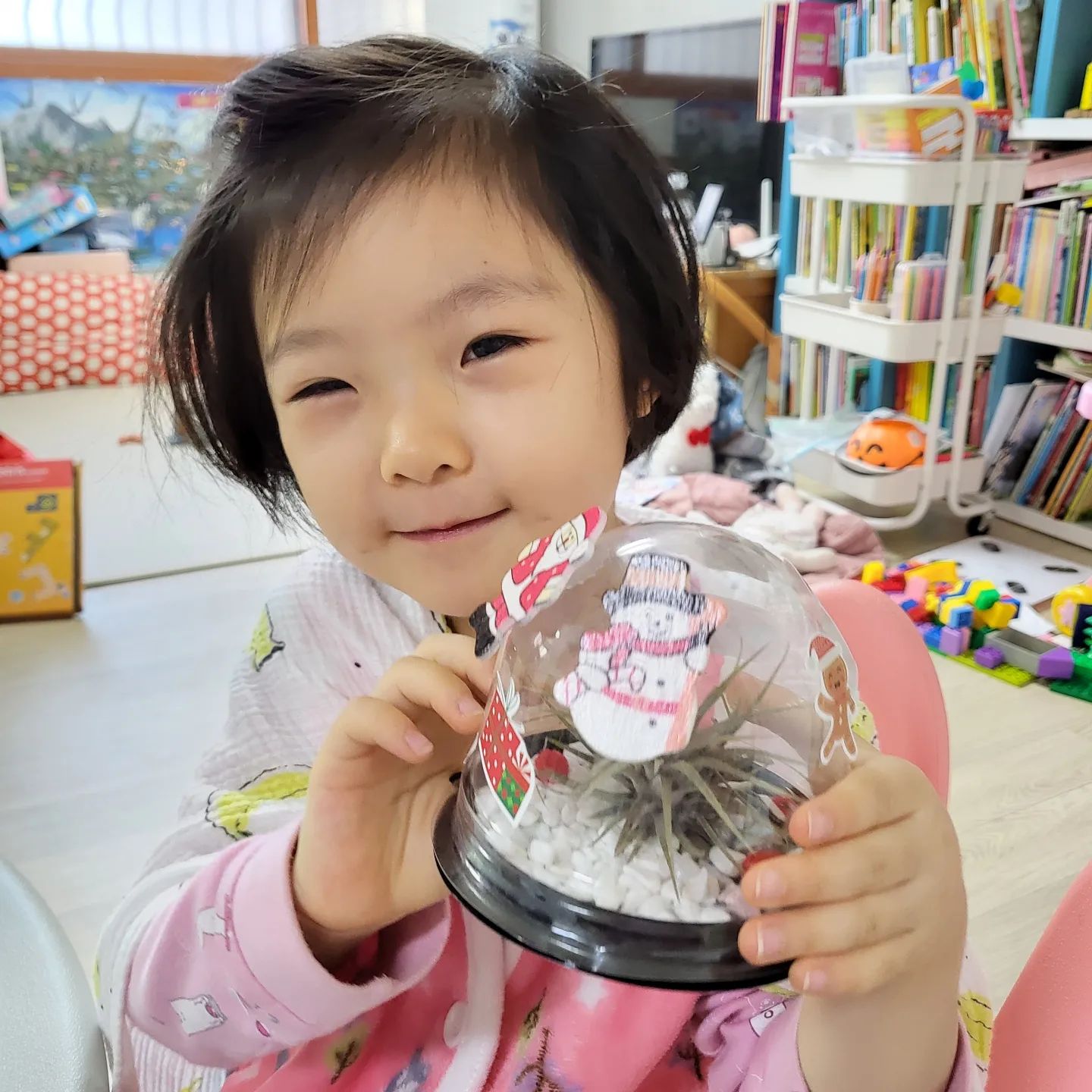 아이와 함께 #이오난사 
크리스마스  놀이꾸러미가 왔답니다 .
요새 놀이키트를 너무 너무 하고 싶었했는데 
띵동!!
놀이꾸러미가 왔어요 ^^ 

일요일 아침시간부터 열심히 만들어보았어요 
이오난사와 꾸미기 재료가 듬뿍들어 있었어요 

돌멩이 깔고 
이오난사넣고 
크리스마스와 관련된 꾸미기 재료들을 가지고 
아기자기 꾸며봤어요 

뭔가 기른다는걸 
어려워하는 저와 
뭔가를 기르는걸 좋아하는걸 좋아하는 딸냄~~ 

어떻게 기르는가가 궁금했는데,
기르는 방법까지 알림에 나와있어요 
하늘이 책상에 똭!!! 붙여 놓았어요 

같이 들어있던 재료르 가지고도 신나게 놀이 하는 하늘이 ~~ 

이제 재료가 무엇이든
잘 가지고 놀수 있어서 
뿌듯한 엄마가 되었답니다. 

하늘이가 제일 애정하는 테이프!!
일주일에 1나씩 사야할듯 하네요!!!
ㅎㅎㅎ 

이오난사는 아빠에게 선물해주더라고요 ^^
아빠 책상에 놓여주었어요^^ 

늘 아빠도 사랑하는 하늘이예요

받은 놀이키트도 오늘도 재밌고 즐겁게 ~~ 놀이 할 기회를 만들어 주었네요!!!

#놀이키트 #성남시육아종합지원센터 #크리스마스 #놀이꾸러미 #즐거운일요일 #일요일엔뭐하지?
#만들기재료 #일요일아침 #테이프사랑 #성남맘 #육아맘 #크리스마스선물 #추첨제 #당첨