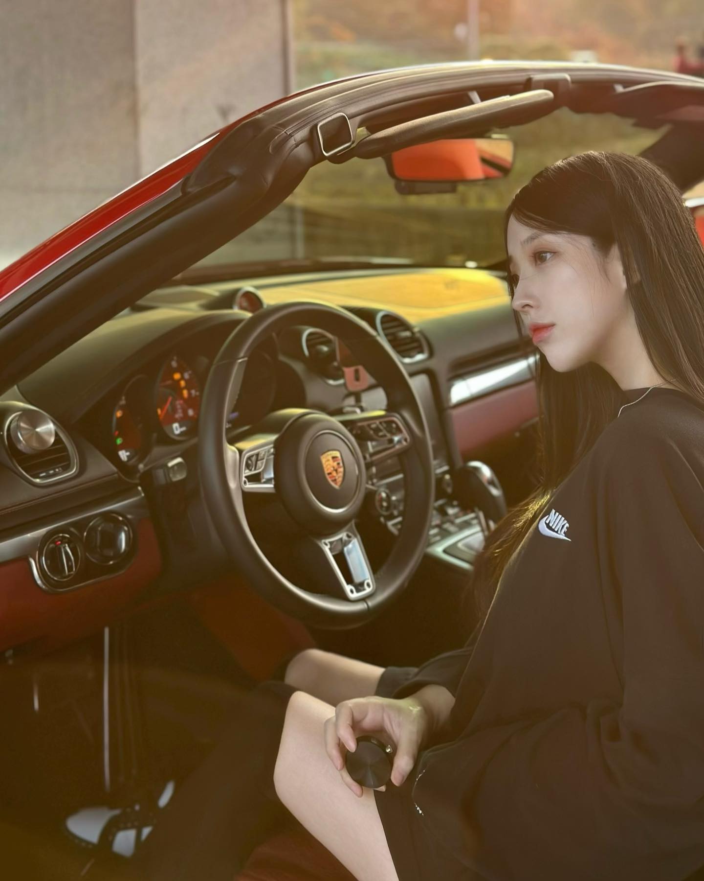 #광고 프리미엄 방향제 브랜드 불스원 그라스 🔥
 
그라스는 500년 전통을 지닌 프랑스 향수의 낙원, 조향사들의 고향이자 영혼과도 같은 도시 그라스 지방에서 영감을 얻어 탄생한 브랜드에요 💫
 
프랑스 프로방스 지역에서 직접 재배하고 추출한 최상급 에센셜 오일을 함유하였고, 전문 조향사가 직접 조향한 트렌디한 향인
그라스 메이에르는 아쿠아 디 파르마 미르토 향과 비슷한 푸른 바다에서 부는 시원하고 청량한 향 ‘아쿠아 디 블루’ , 조말론 블러쉬 앤 스웨이드 향과 비슷한 화려한 작약의 매혹적인향 ‘피오니 부케’ 두가지 향으로 출시되었는데요.
 
특히 ‘아쿠아 디 블루’는 블랙 색상
‘피오니 부케’는 실버 색상으로 향에 따라 색상이 달라 각각의 매력을 담고 있고
세련된 디자인으로 모든 차량의 인테리어와 오브제가 된답니다.
 
더 좋았던 것은
환경호르몬 8종 무첨가 및 유해성분을 미사용하였다고 하니, 안심하고 쓸 수 있겠죠?
 
차량 내 공간을 고급스럽게 만들어주는 풀메탈 소재의 디자인과 고급스러운 패키지로 선물용으로도 추천 합니다 🫶🏻
 
현재 불스원몰에서 최저가로 구매가 가능하니 참고 해보세요.
 
#불스원 #그라스 #그라스메이에르
#고급방향제 #프리미엄방향제 #외제차방향제 #외제차방향제선물 #자동차방향제추천 #차량용방향제추천 #새차선물#신차선물 #자동차향수