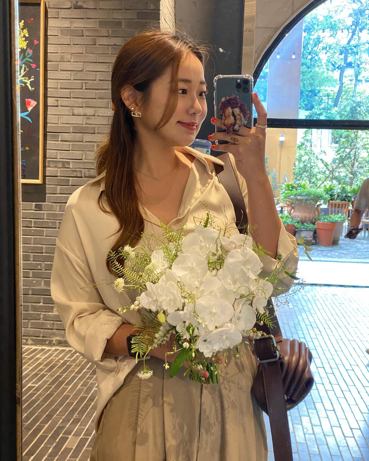 #졔_웨딩 #부케받은날 
 요즘 연주에 헬퍼일에 정신 없어서 결혼을 하긴 하겠지 하면서 나에겐 먼 이야기 같았는데 플래너님 결혼소식에 한번놀래고..
갑자기 “지혜씨도 결혼하니까 부케 받아줄래요?” 하는 플래너님 물음에 “네! 저야 너무 좋고 영광이죵!” 했고, 
 예식 도와드리기 말고 내가 받으러 가는거라 바빠도 오빠 꼭 데려가야겠다 하고 데려갔고, 7년동안 결혼식장에서 내담당 신부님들 부케는 끊임없이 많이 봤는데 요곤 느낌이 조금 다르더라...🫣 새삼 결혼식 다가온거같아서 좀 아악ㅋㅋㅋㅋ 오글거리면서 기분묘하고.. 예쁜 플래너님 모습에 더놀래고🚰·̫🚰 지금 밖에 남길수 없는 모습이니까.. 예식 준비하는거... 남들처럼 뜨문뜨문 남겨봐야겠다 추억이려니 하고✨ 나도 #예신