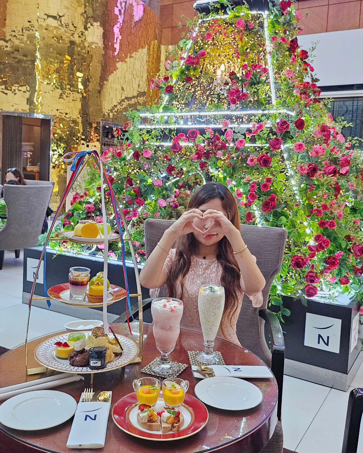 엄마랑 애프터눈티 데이뜨🧁☕️
가을 시즌 애프터눈티 구성 취저라 먹고 싶었는데 11일 부터라 아쉬웠지만 여름 시즌 애프터눈티도 넘 좋아따❣️

낼까지 가을 시즌 애프터눈티 사전예약 하시면 10%할인에 스파클링 와인 2잔까지 제공된다고 해요! 광고아님

🇨🇵 Holiday in Parise 🇨🇵

🫖애프터눈 티, 세이보리 2종, 음료 2잔 
🍰기간:2024.09.11 -2024.12.01
⁃1부:13시, 13시 30분 
⁃2부:16시, 16시 30분 
⁃3부(주말) : 18시, 18시 30분, 19시
 * 주말 3부 사전 예약 필수 (워크인 이용 불가)

#노보텔 #노보텔앰배서더강남 #애프터눈티 #노보텔강남