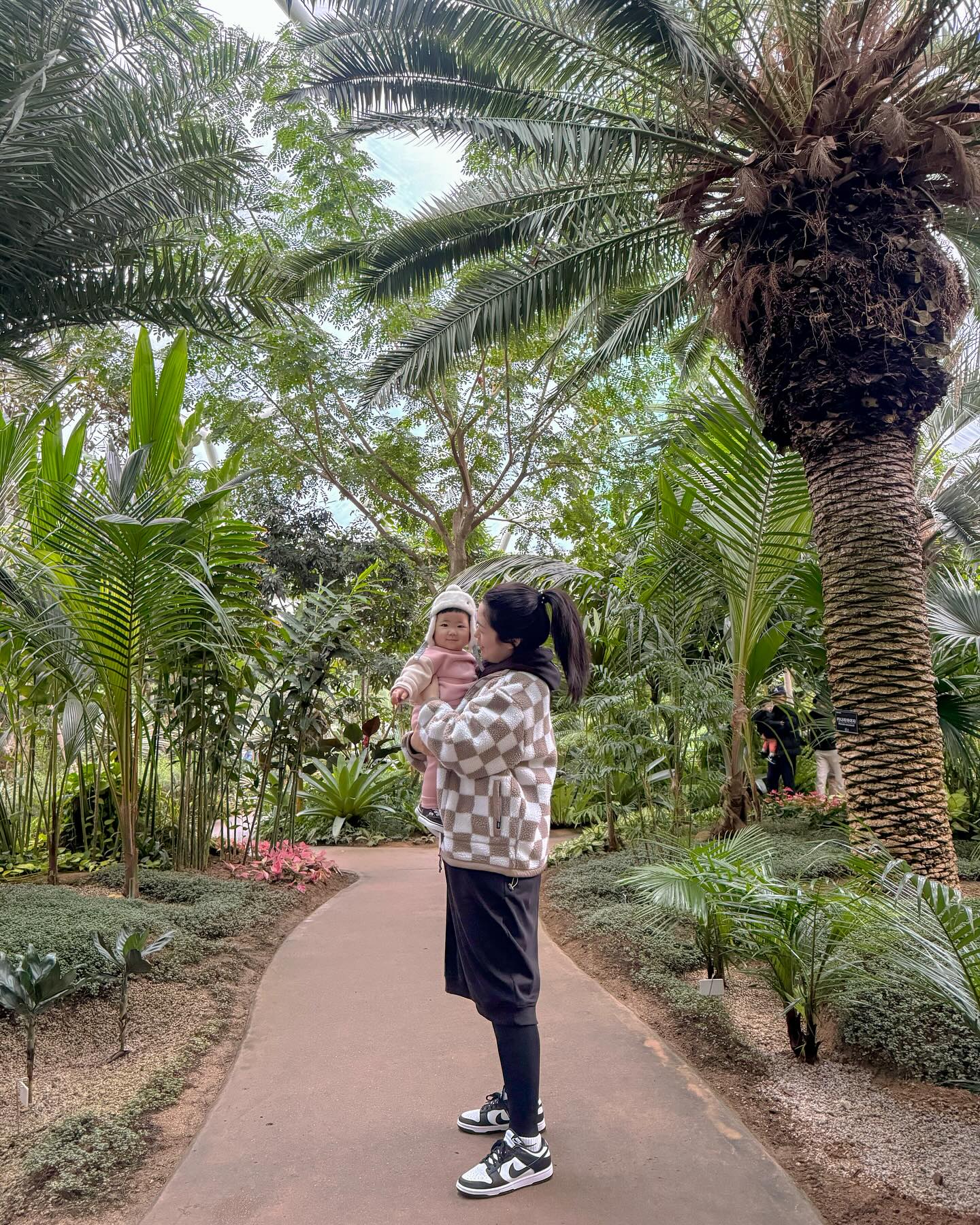 오후에 부랴부랴 집근처 식물원카페🌳
이제 낮잠 1번자는 리아양
1번 자더라도 2시간을 자고,밤잠도 길어졌다

원래 깨어있는 시간이 2시간이 넘어가면 졸려하던 애가
11개월 끝자락부터 깨어있는 시간이 길어졌고
낮잠1은 40분/ 낮잠2를 1시간~1시간20분 잤다
그러다 12개월되니 낮잠을 한번 자기 시작했다

아직까지는 11시정도 부터 졸려하지만
졸리다고 예전만큼 울거나 짜증내지 않는다
그리고 아주 푹~~잔다ㅋㅋㅋㅋ
이렇게 성장한 모습에 한번씩 새롭다❤️
앞으로도 오늘 처럼만 자주라😌
.
.
.
.
.
#12개월아기#부천식물원수피아