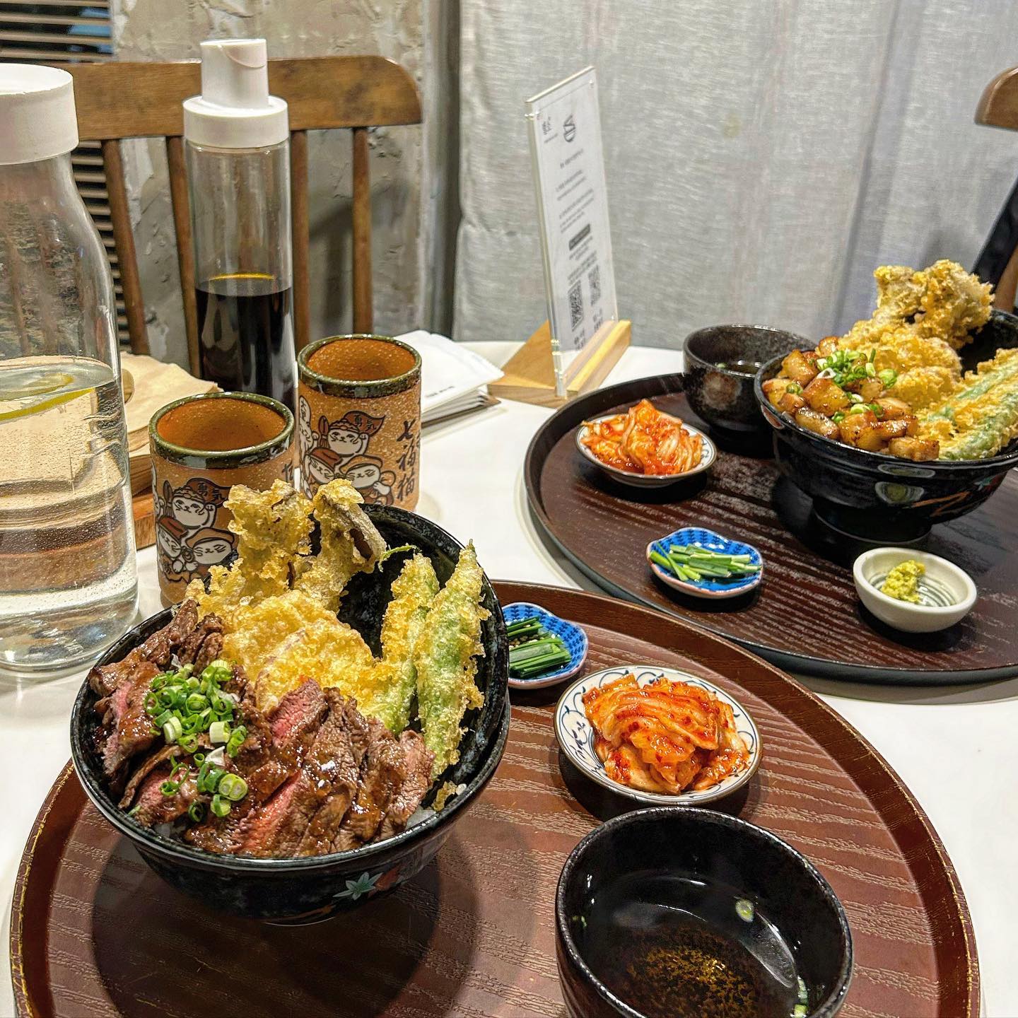 튀김이 와르르🍤 텐동같은 덮밥 맛집 발견했어요!
스테이크에 튀김까지 왕푸짐해요🍚
심지어 분위기도 아늑❤️

주말이라 밖밥하러 어디갈지 고민하다가
우연히 다녀온 신대방 벌소!

비가 와서 날씨가 안좋았는데도 만석이었던 곳
비 뚫고오길 잘해따👋

📍신대방벌소
✔️서울 동작구 신대방3길 33 1층 벌소 신대방 본점

#신대방맛집#벌소#신대방삼거리맛집#신대방역맛집#벌소신대방본점