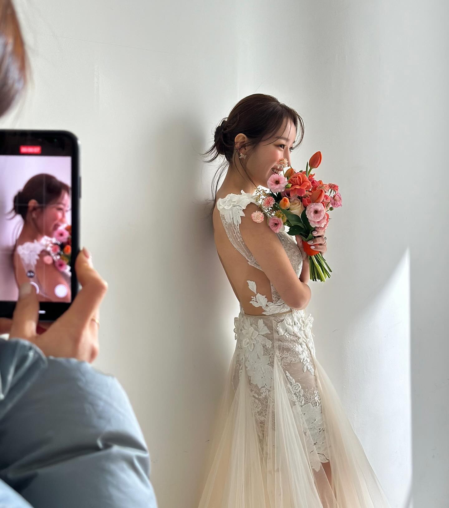따로 플라워디렉팅을 부탁드린건 정말 잘 한 선택이였다 ! 
플래너님도 센스있는 부케 챙겨주시고 🥺🧡
스튜디오를 정말 아름답고 센스가득하게 꾸며주심 🪻🌷
해외에서 잠깐 촬영하러 왔으니 한 컷이라도 더 예쁘게 담기라고 모두들 섬세하게 많이 챙겨주심… 갬덩🥹

#베르레브 #플라워디렉팅 #웨딩촬영 #고오스튜디오 #엘리자베스럭스