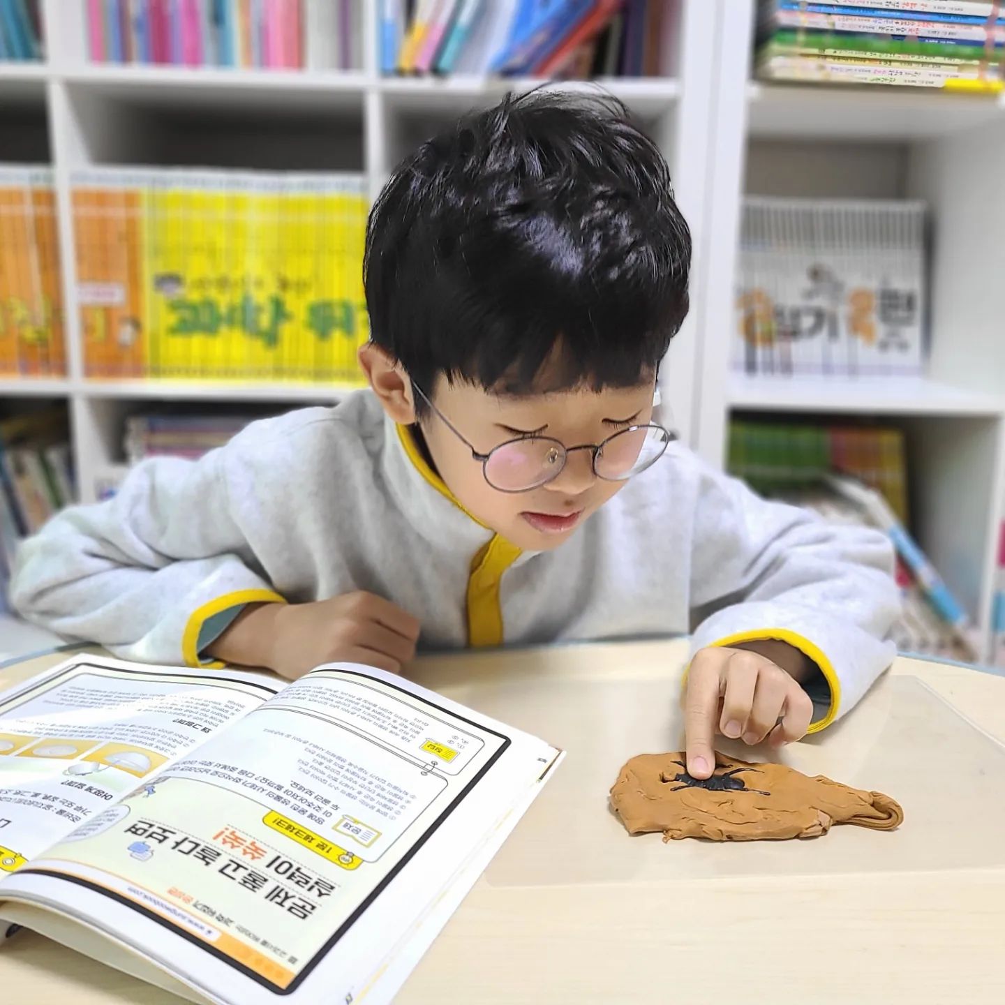 #도서제공

과학뒤집기 완성편 읽고 과학실험까지!

과학뒤집기 완성편 중에서
매 주 한권 골라서 읽고 
원하는 과학실험까지 해보면서
과학 원리를 이해하고 있어요

과학 관련 배경지식 탄탄하게 쌓을수 있는
과학뒤집기 완성편 초등 과학전집으로 추천

#초등과학#초등과학전집추천#과학뒤집기#과학뒤집기완성편