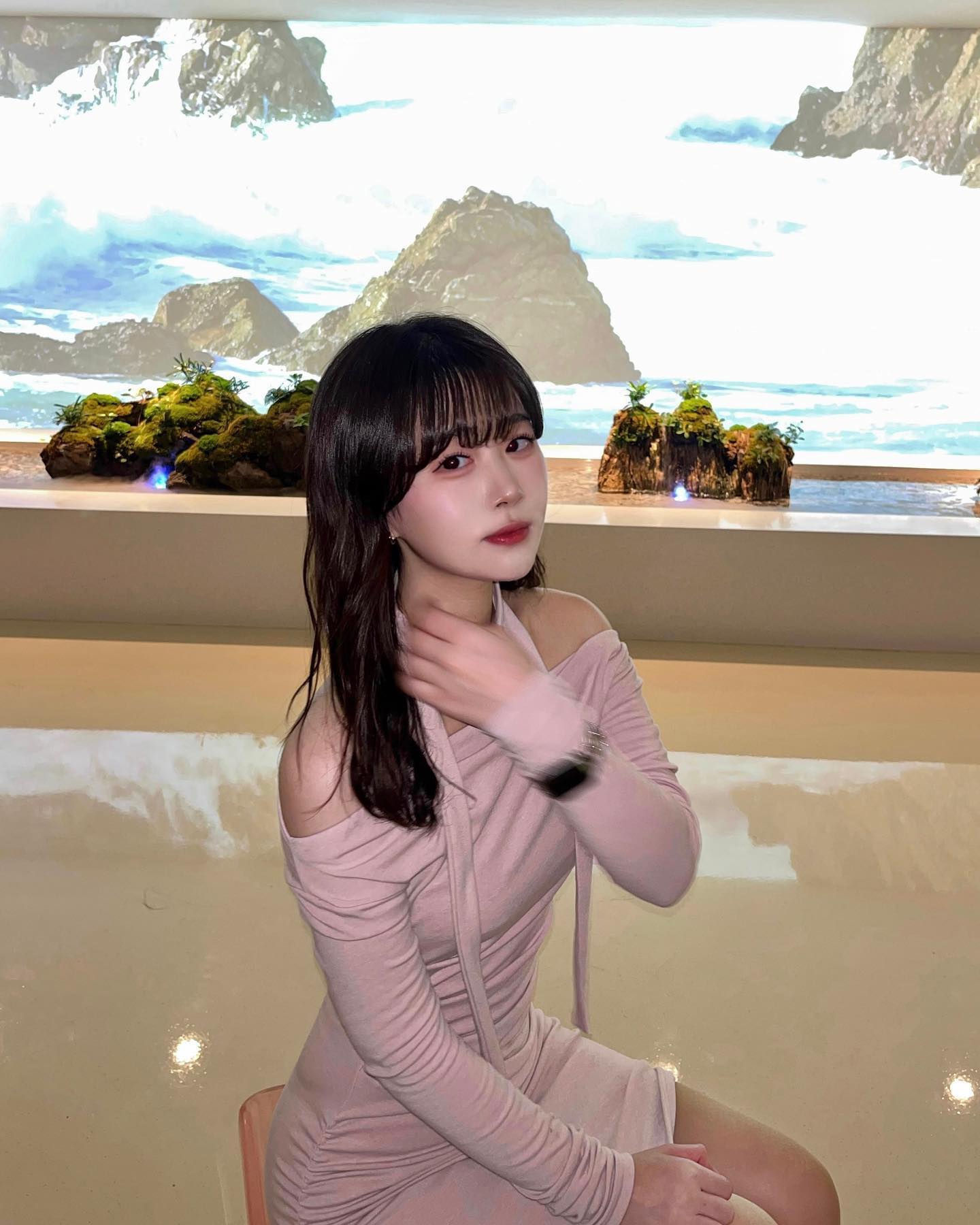 뒷북으로 이제야 올리는 홍대카페..♥
건물 하나가 통째로 카페인데 층마다 테마가 달라 구경할 거리도 많고
지하에선 공연까지 진행하니 추운 날 데이트 코스로 너무 좋을 듯😌🤍