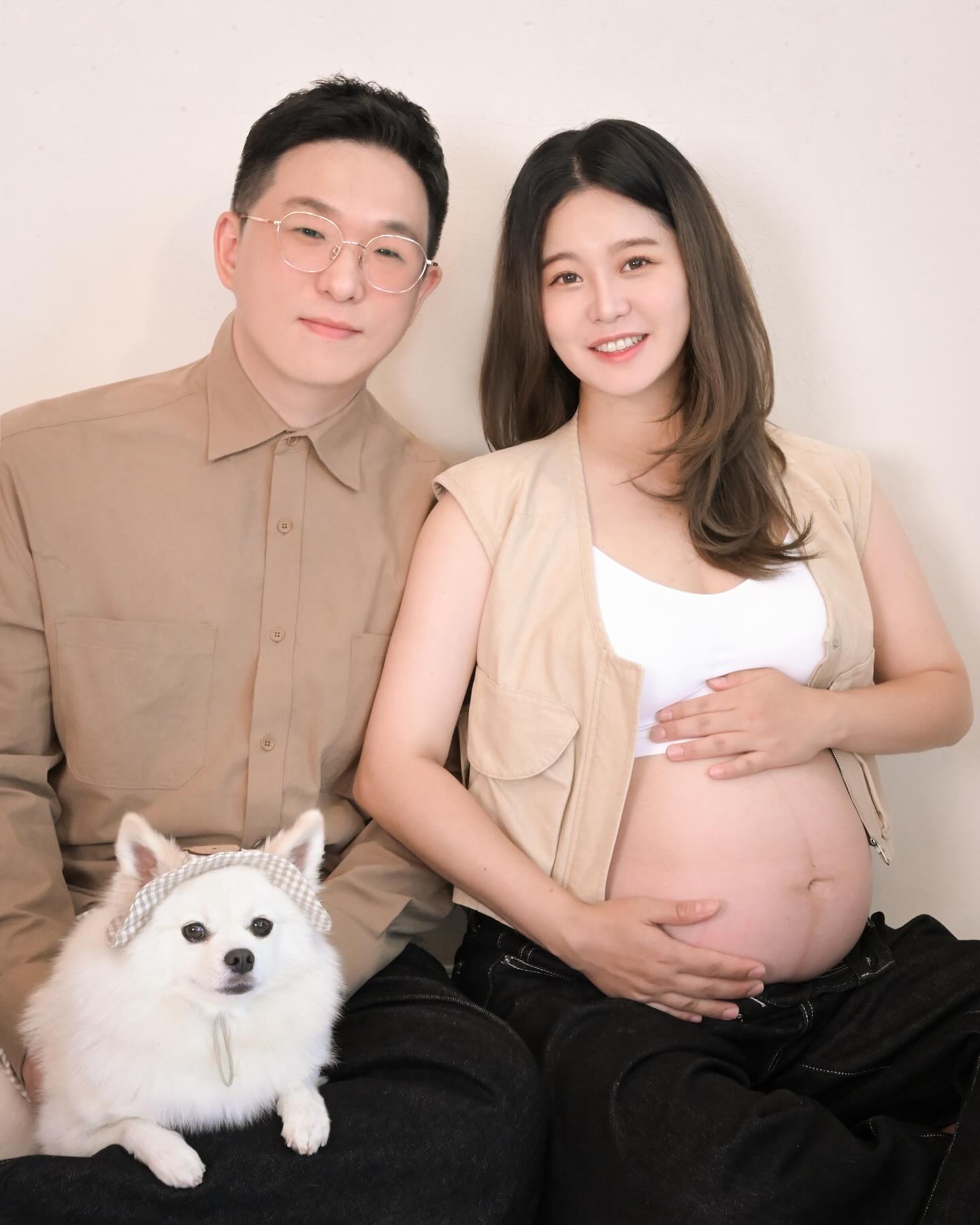 눈누네 만삭사진 예쁘죠💕
눈누랑 사진관에서 같이 사진찍는 건
처음인데! 울눈누 카메라도 잘보고,
넘 잘해줬어요 🫶🏻
따뜻한 느낌으로 잘 담긴 것 같아
너무 마음에 드는 거 있죠👍🏻

눈누랑 셋이 찍고 싶어서 찾아보다가
알게된 write10.3  #기록하는사진관

나중에 아이 태어나면 넷이 또 찍으러
갈게요 💛💛 예쁜사진 감사합니다

#만삭촬영 #만삭촬영스튜디오 #애견동반촬영 #애견동반만삭 #애견동반스튜디오 #임산부그램 #임신기록 #임신29주차