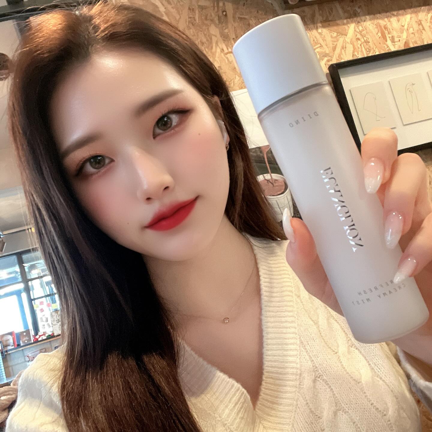 #협찬 크림 한 통을 녹여낸 초보습 퍼스트 케어
‘유앙리온 디노 리프레쉬 크리미 미스트’
소개해드릴게요 ෆ

건조해져 푸석해진 피부에 즉각적인 수분 충전과 동시에 세라마이드, 스쿠알란, 시어버터 등 영양 보습성분이 가볍고 촘촘하게 피부에 밀착되어 자연스러운 윤광 피부로 가꿔줍니다.

크림의 높은 보습력과 토너의 끈적임 없이 산뜻한 사용감의 크림미스트로 미세한 안개처럼 가볍고 촘촘하게 분사되어 건조해 푸석해진 피부에 즉각적인 수분영양 보충해줍니다.

저는 주로 세안 후 피부 수분이 날라가지 않게 지켜주고 싶을 때, 히터와 난방 등으로 피부 건조함을 느낄 때 사용합니다. 이외에도 과다한 피지와 번들거림으로 유수분 밸런스가 무너졌을 때, 건조함으로 인해 피부가 울긋불긋 예민할 때, 들뜨는 각질로 인해 속건조함이 고민일 때도 사용하면 도움이 되었습니다.

남다른 보습으로 뿌리는 즉시 밀착되어 화장 잘 먹는 필수템이죠~

[사용방법] 사용 전, 3~4번 가볍게 흔든 후, 눈을 감고 얼굴 전체에 고르게 분사하 여 흡수시켜 줍니다.

#유앙리온 #디노미스트 #수분미스트 #보습미스트 #안개분사미스트 #미세분사미스트 #크리미미스트 #미스트추천