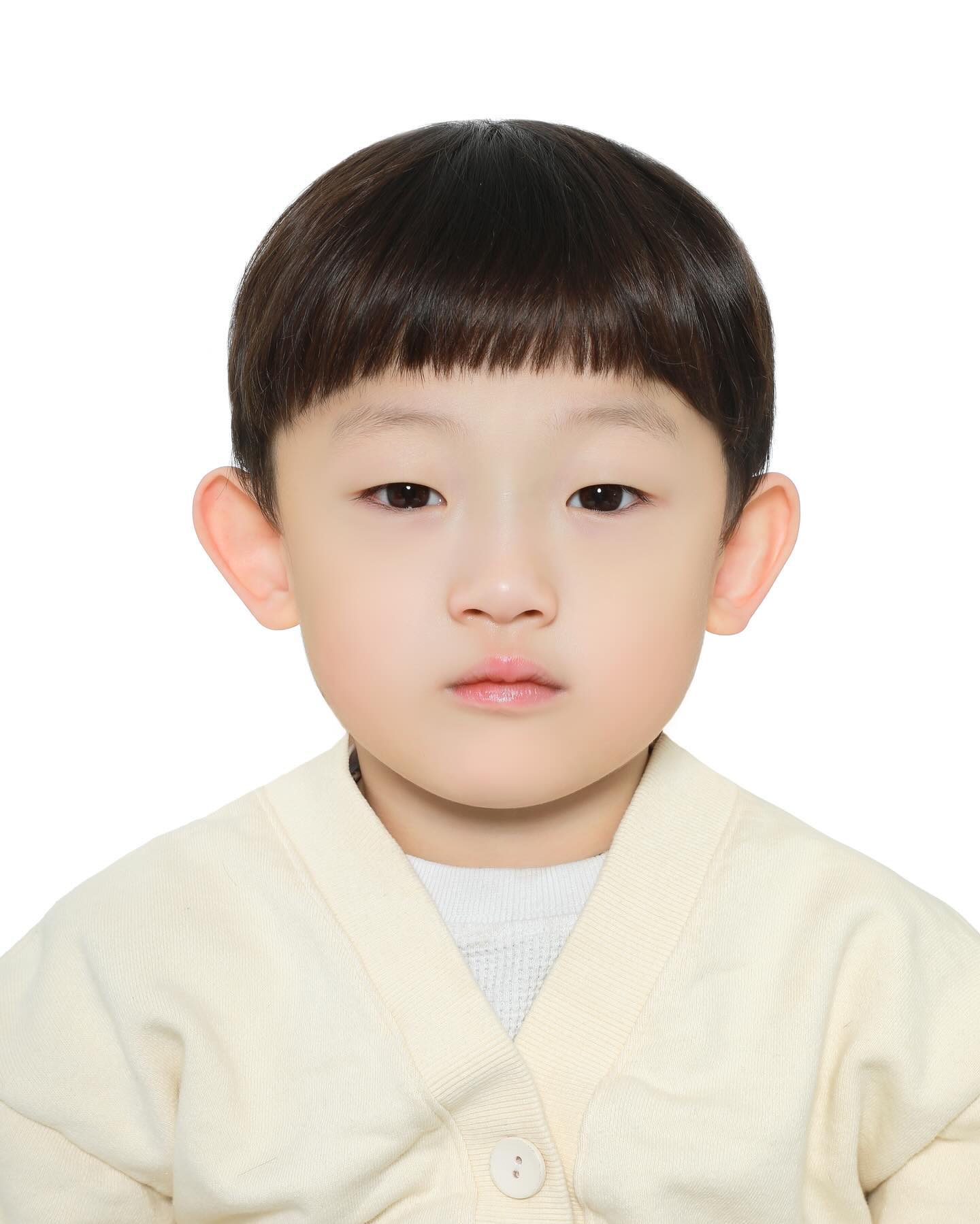 내 증명사진 이라고도 할 수 있겠네..^^ 
여권사진이랑 증명사진찍기 완료 ㅋㅋㅋㅋ😚