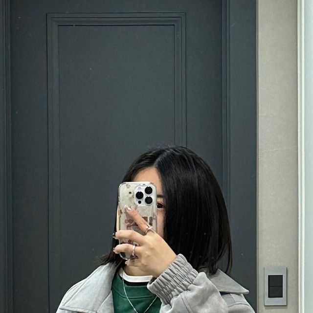 솔이 | 힙한 스트릿 패션 | 데일리룩 | 패션계정 ᙏ̤̫͚ ◡̈⃝✩‧₊ ᰔ on Instagram: "#광고 #스탠다드에러 🩶스탠다드 블루종 스웨이드 자켓🩶 소재가 부드러워서 착용감이 너무 편한 자켓
