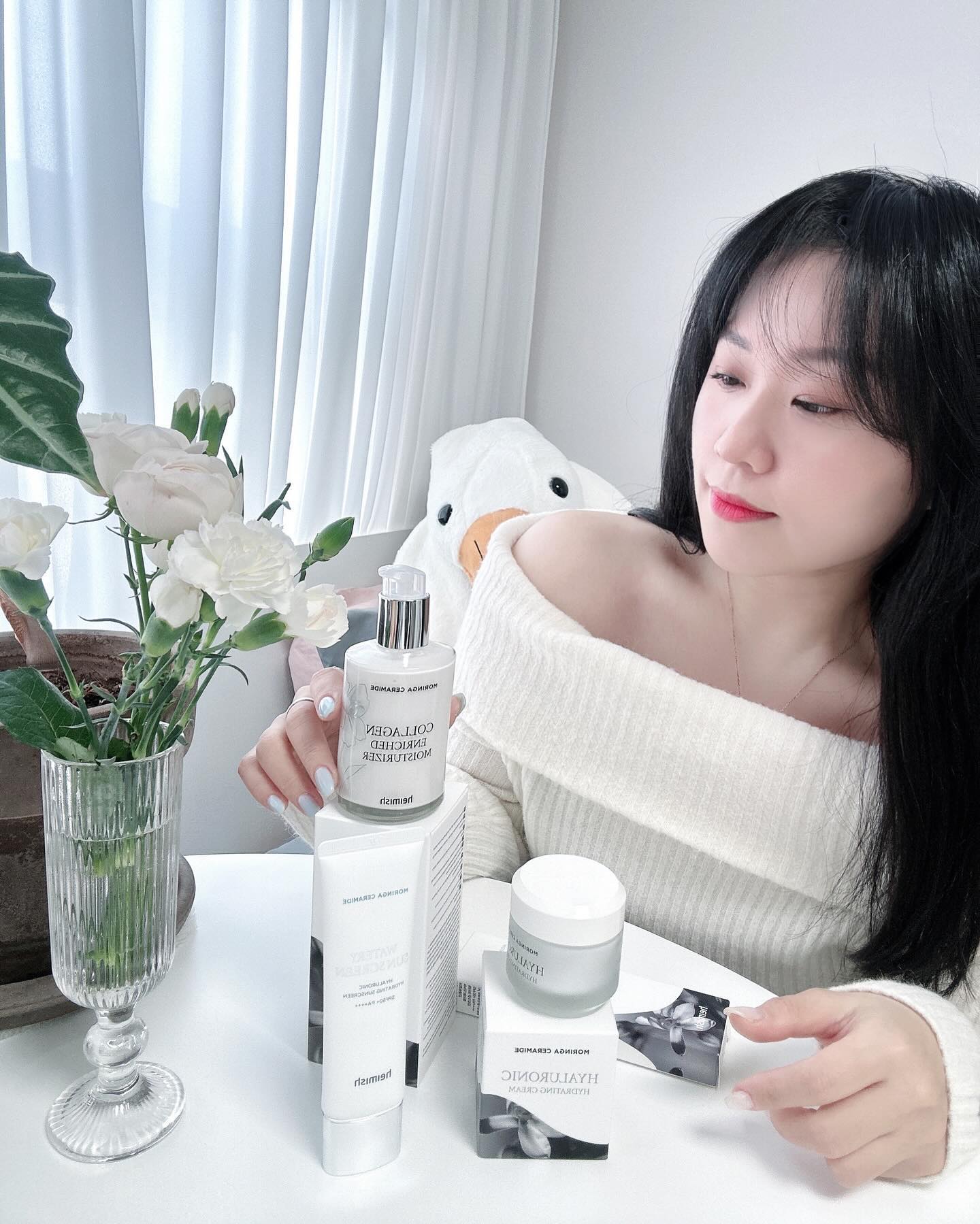 #광고

당기는 속건조 꽉! 
잡아주는 기초 피부케어 루틴! 

건강한 피부를 위한 수분충전! 딱 이렇게만 따라해 보세요!🙋🏻‍♀️
요즘, 피부 좋아 보인다는 소리 맨날 듣게 될테니까요~

🏷 heimish_cosmetic heimish.kr

1️⃣
#모링가세라마이드콜라겐인리치드모이스처라이저

모링가 세라마이드와 식물성 콜라겐 성분이 더해져 피부를 탄탄하게 채워주고 활력있는 피부 케어가 가능해요.
딱! 에센스와 로션 중간의 제형으로 묵직한 수분감이지만 부드럽고 빠르게 흡수 되어요. 촉촉함 가득 보송한 마무리는 덤!

2️⃣
#모링가세라마이드히알루론산하이드레이팅크림

모링가 세라마이드와 저분자 히알루론산 성분이 더해져 수분 가득 그 자체! 모이스처라이저 위에 쫀쫀한 제형의 크림으로 수분을 가두어 보습 가득한 기초 피부를 만들수있어요.

3️⃣
#모링가세라마이드히알루론산워터리선스크린

수분 에센스 함량 73%로 피부에 촉촉함과 더불어 밀림없이 가볍게 흡수되어 피부에 착붙! 유기자차의 순산 사용감으로 백탁없이 산뜻하게 마무리되어 매일 매일 바르기에 너무너무 좋아요🫶🏻

 

#헤이미쉬 #heimish #헤이미쉬모링가세라마이드 #수분크림 #선크림 #보습크림 #데일리뷰티 #뷰티블로거 #진정보습 #스킨케어루틴 #🤍