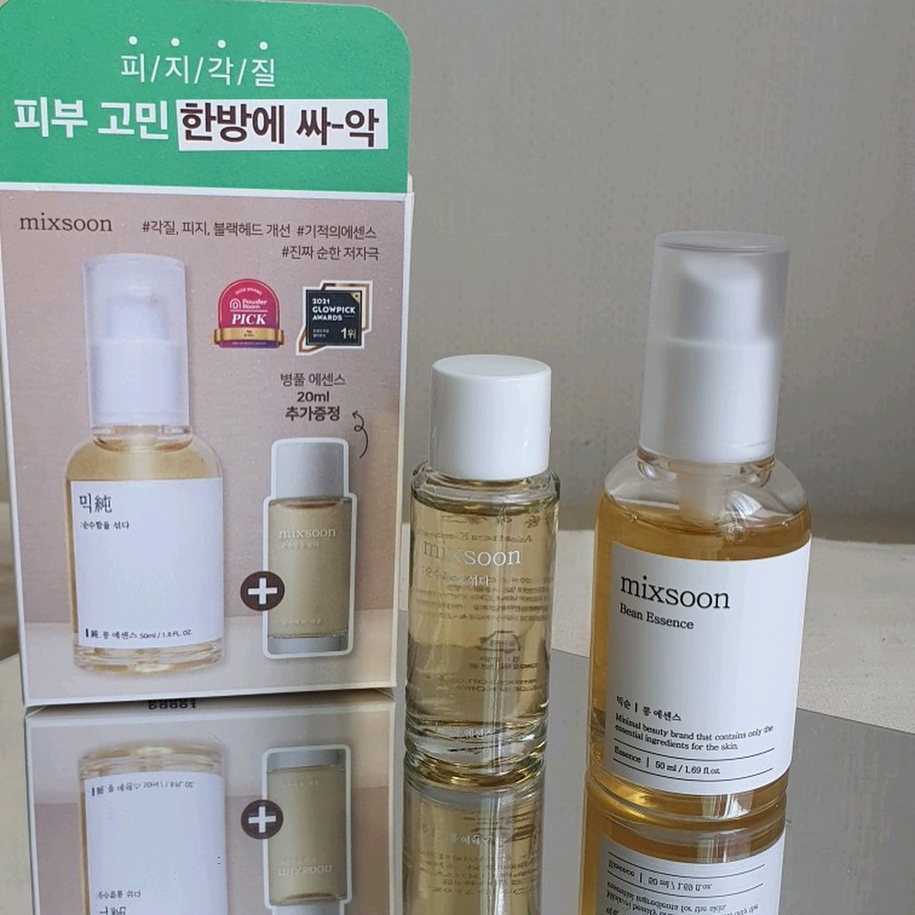 #협찬 
피부가 먼저 아는 환절기ㅠㅠ
관리가 필요하다구요~!!

피지와 노폐물케어에 수분충전까지 가능한 콩 에센스입니다.
이거 진짜 대박이에요.🙏🙏
평소 화이트헤드 쥐어짜면서 
턱부분에 흉터만들기 일쑤였는데 깔끔하게 피지관리되서 신기해요.

사용방법은 간단합니다.
스팀타올 사용하거나 
귀찮으면 샤워 후 세안한 피부에 콩 에센스 살짝 도포하고 
3~4분 있다가 살짝살짝 문지르면 손에 하나둘 잡히는 노폐물들!
블랙헤드 많은 코 부분이나 턱부분 살짝 더 도포해서 
살금살금 문지르고 세안해주면 끝.
보습력도 좋아서 세안후에 얼굴 당김이 없이보들보들한 피부를 만날수 있어요.

한번만 써보면 자꾸 관리하고 싶어 지는 믹순 콩 에센스.
믹순 병풀에센스 20ml 추가증정까지 있는 구성으로
10월 5일 단 하루,
올리브영 오늘의 특가로 35,000원에서 30% 할인된 가격 24,500원에 만날 볼 수 있다고 하니 
지금까지 올리브영 행사 중 최저가격 행사라고 하니 저도 이번에 쟁이러가요!~

#믹순 #mixsoon #콩에센스 #올리브영 #오늘의특가 #스킨케어 #에센스 #올리브영세일 #각질케어에센스 #환절기 #환절기케어