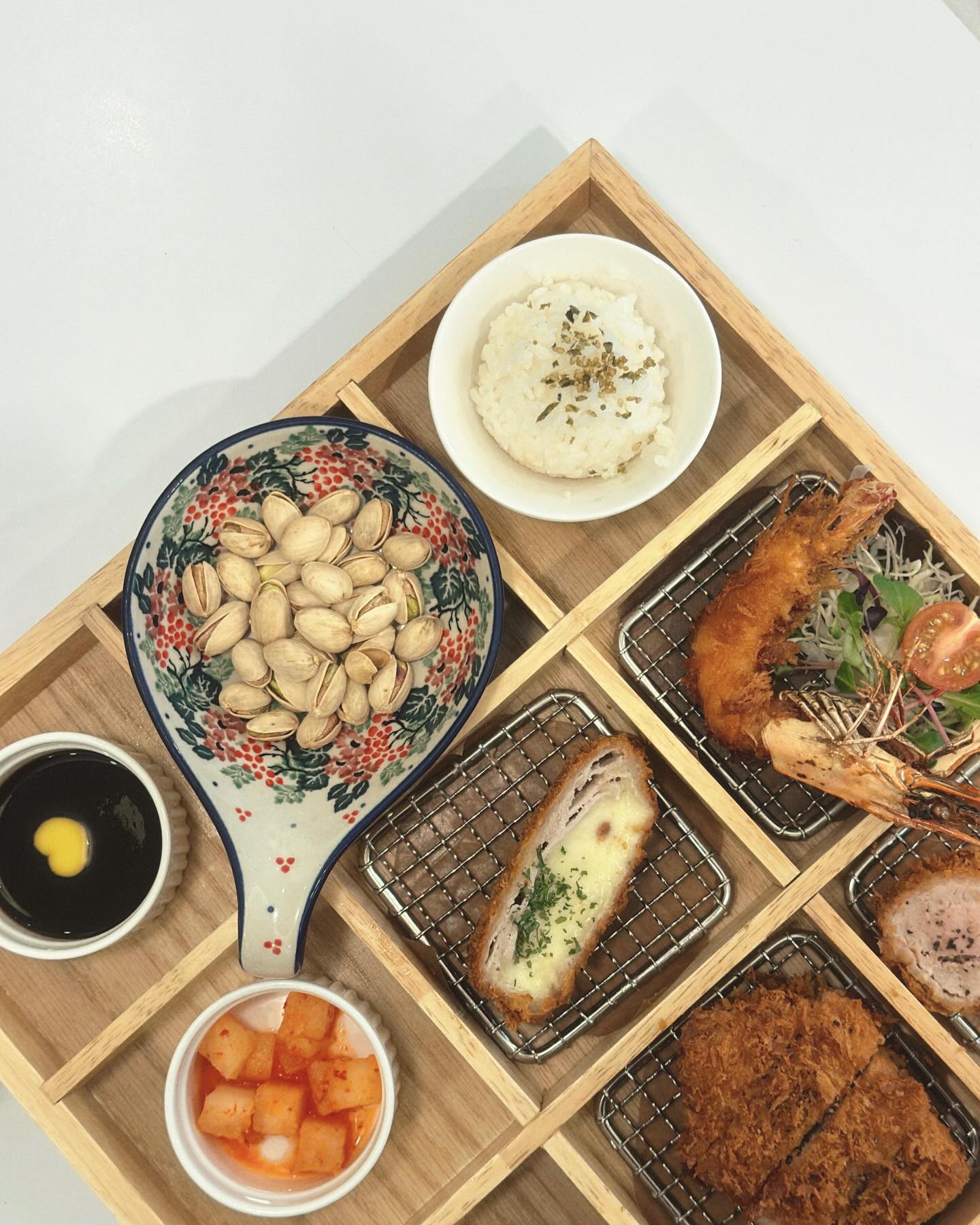 #일상 
오랜만에 만난 친구랑 점심 먹다 
비워져 있던 공간에 
피스타치오 한봉 채워주기 
(이렇게 생각해주는 친구 또 없따?😇)

#매일49알_피스타치오 덕분에
더 건강하게 하루를 깨우는것 같아 
행복해요 
항산화에 좋은 완전단백질이기에 
앞으로 꾸준히 챙길래요 

americanpistachiossk 
#피스타치오_건강챌린지 #AmericanPistachios
#미국피스타치오협회 #미국산피스타치오
#완전단백질 #항산화 #피스타치오