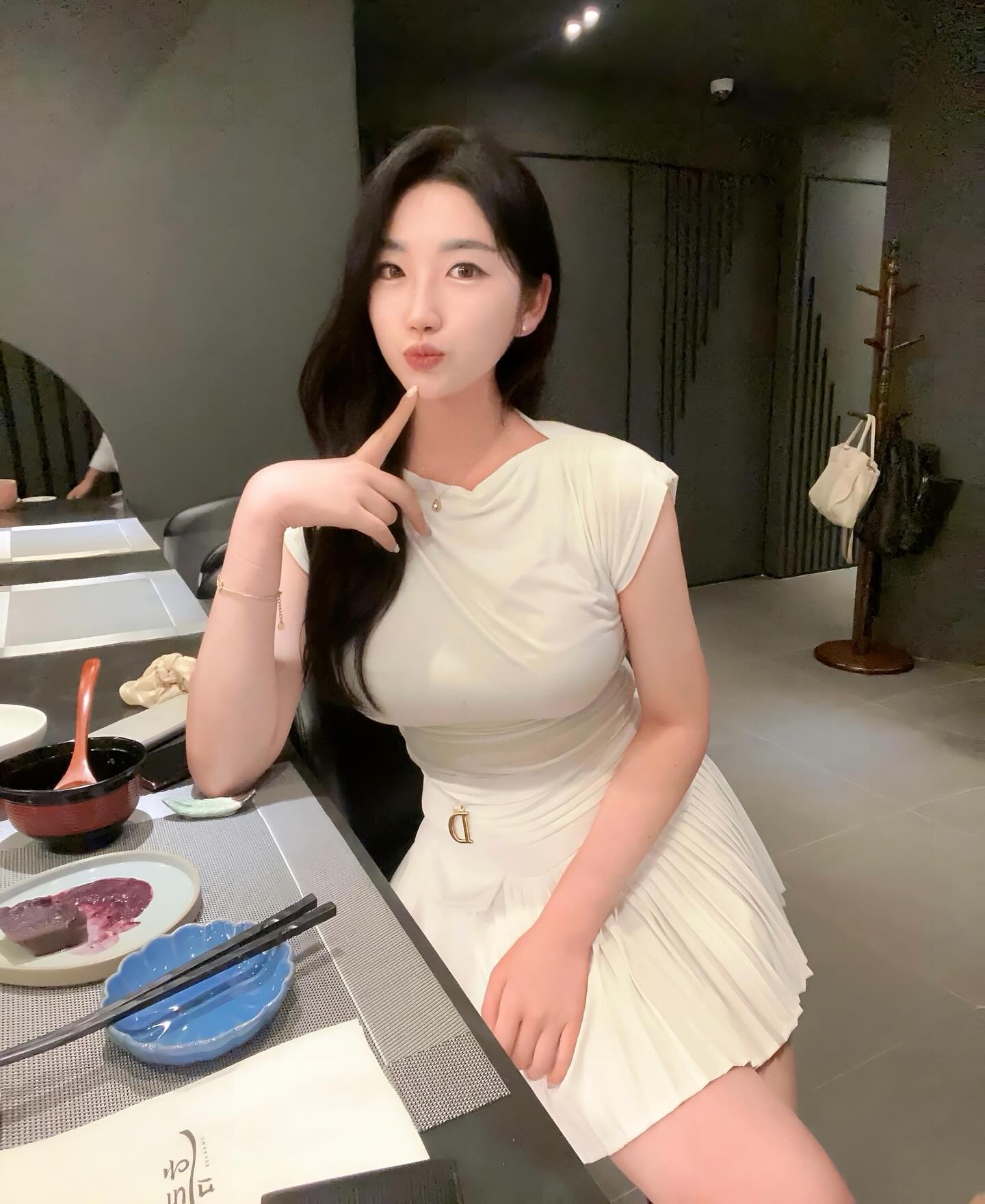작년보다 요즘 더 체감하는 건 똑똑한 사람도 물론 좋다만 개인적으로 주관있고 현명한 사람이 좀 더 매력적인 것 같단 생각..✨🤍 나름 맛있는걸 먹어두 의미도 있게 🍶. #잠실맛집추천 #송파맛집추천 #잠실오마카세 #가성비오마카세 
.
.
.