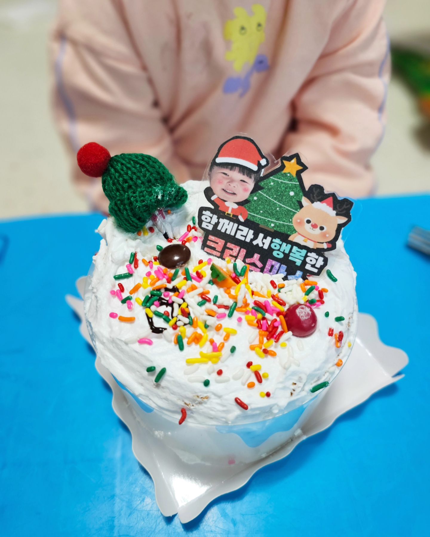 #몇일늦는피드#핸드메이드케익#어린이집행사

크리스마스 행사라고 케익만들어옴❤️
예온이가 좋아하는 케익만들기라 참여도도 좋았다함

#이지어린이집최고