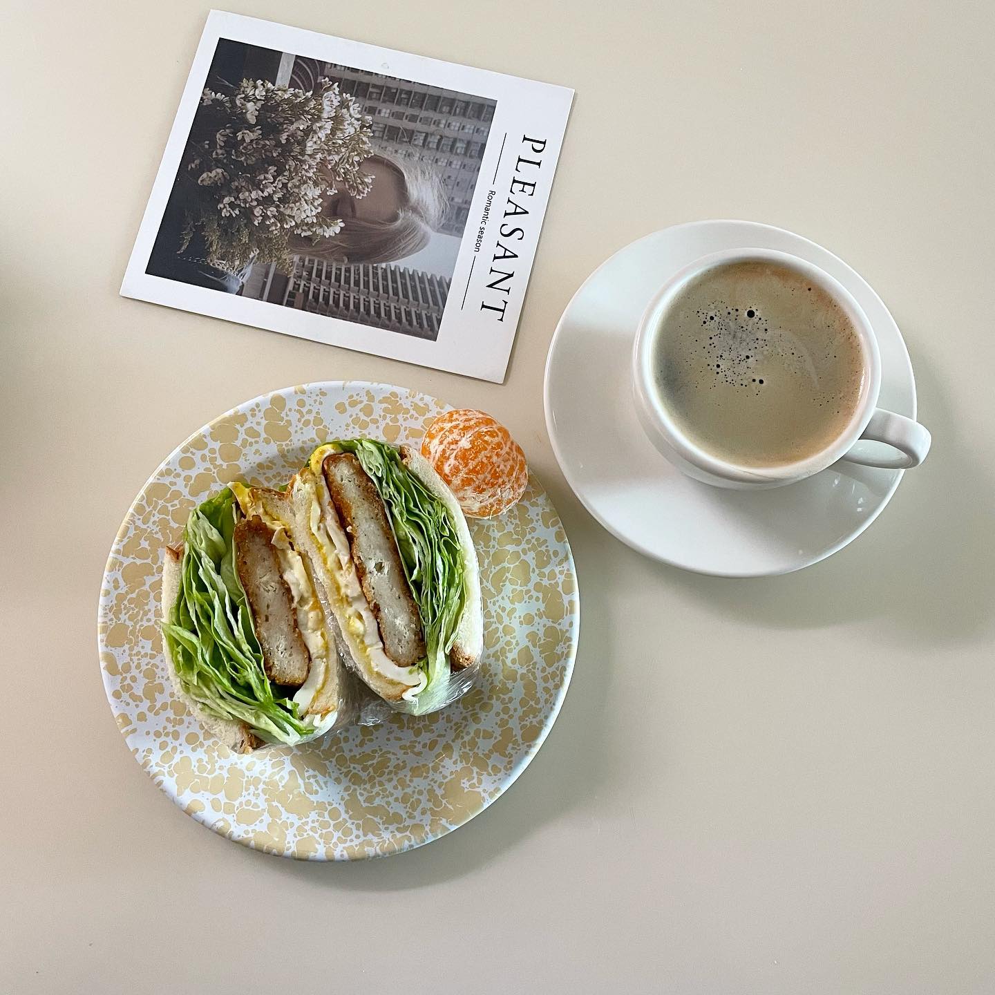 얼마만에 만드는 샌드휘치인지🥪
저렇게 자를려고했던게 아닌데🥲 그래두 맛있으니 되따…ㅎ 

전 커피를 소서에 받치고 먹으면 뭔가 대접받는거 같구 기부니가 좋아지네요😀 
 
오랜만에 돈까스 샌드위치 야무지게 먹구ㅎ 내일은 아가들과 함께하는 즈을거운 주말이 기다려지네요🥹🥹🥹 아자아자 견뎌보자😇😇😇

#홈브런치 #홈브런치그램 #홈카페 #샌드위치맛집 #돈까스샌드위치 #홈브런치타임 #육아일상 #1갤딸맘 #남매맘 #브런치타임 #살림은해도해도끝이없네 #홈브런치맞팔 #맞팔은댓글