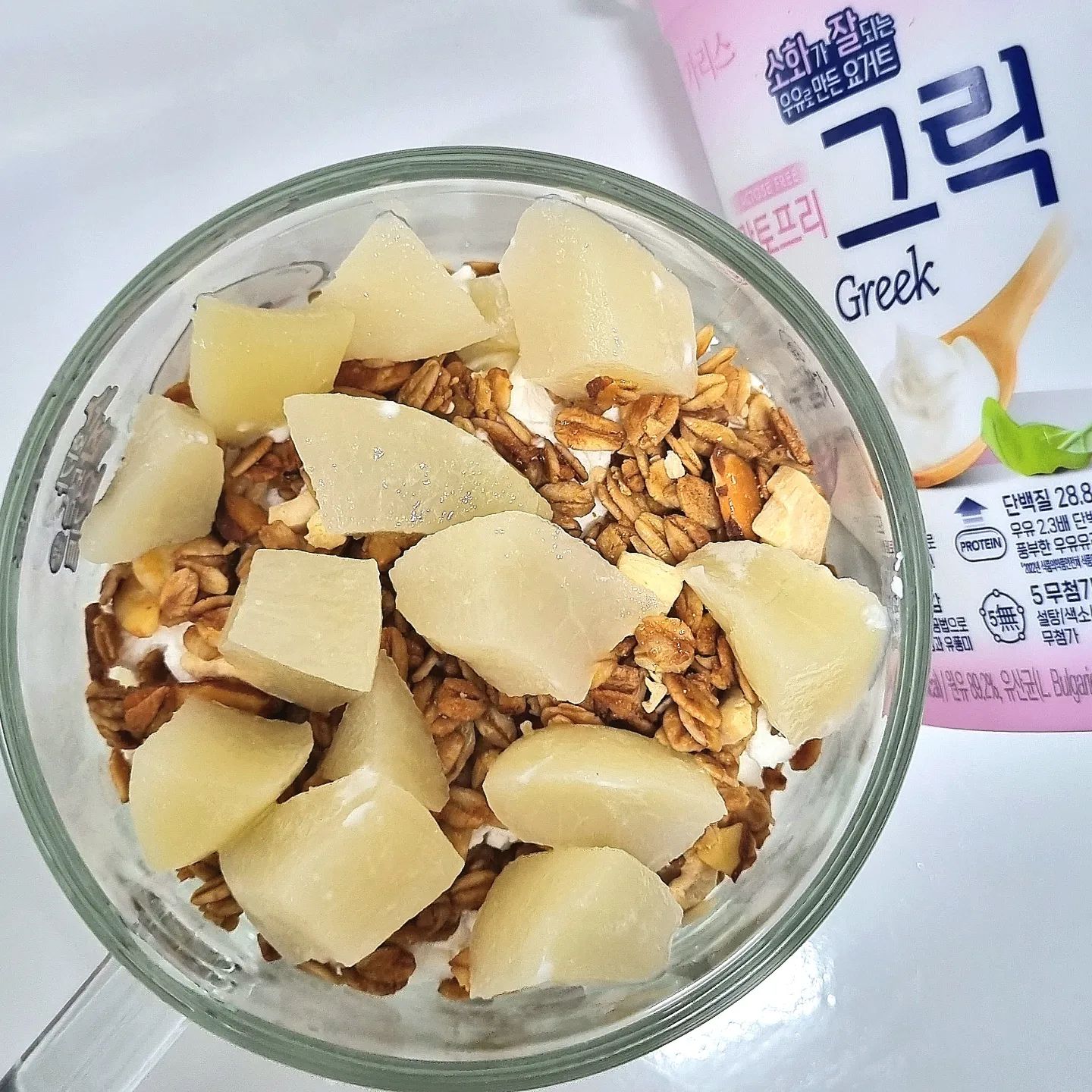 #협찬 오늘 저녁은 유청분리해서 더욱 꾸덕하게 #소잘요그릭 🤍🩵🩷

꾸덕꾸덕한 소잘요 그릭요거트에 그래놀라 백도까지🍑

당이 첨가되지 않은 그릭요거트라서 소잘요그릭 한통 다먹어도 90kcal🩷

+점심 간식 소잘요 그릭 아이스크림🍓
딸기잼을 살짝 섞어서 얼린다음 잘라서 초콜릿과 함께 먹으면 초간단 아이스크림 완성✨️

소잘요그릭 덕분에 간식도 식사도 해결🫶

.
.
#소잘요그릭 #소잘요 #소화가잘되는 #요거트 #그릭요거트 #요거트맛집 #그릭요거트맛집 #무첨가요거트 #불가리스 #healthyfood #락토프리그릭 #lactofree #yogurt #🤍 #🥛