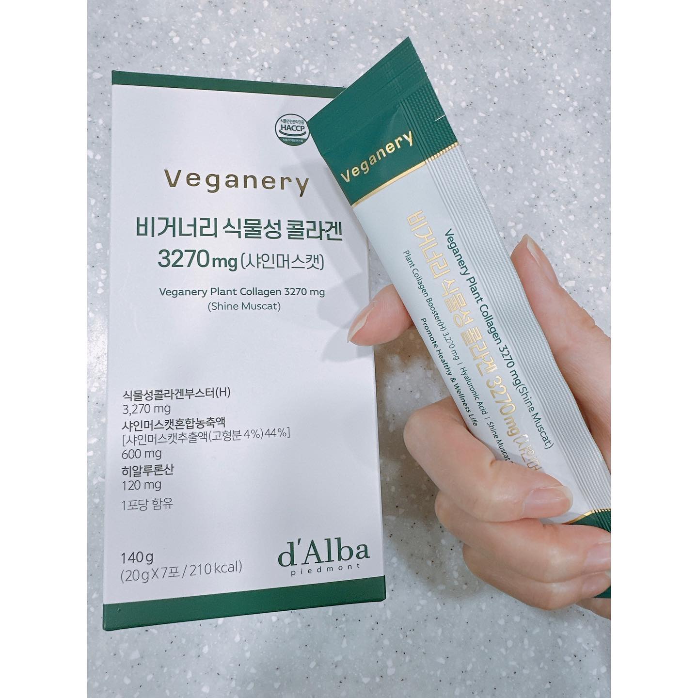 #광고 

매장에 두고 하나씩 챙겨먹는 #콜라겐부스터 ☺️

1일 1포 , 젤리형태로 되어있어서 휴무나 여행시에도 간편하게 휴대하여 어디서나 챙겨먹을수있어요 !

식물성 콜라겐 부스터가 3270mg 함유되어 있고 , 
비타민 5종(비타민B1, B12, C, D, E)과 피부 보습에 도움을 주는 히알루론산 1일 충족량 120mg 이 함유되어 부족한 영양소를 채워주고 시너지 효과를 기대할수있습니다 👍🏻

채식주의자 중 비건까지 섭취가능한 ! 비건 콜라겐 부스터 젤리인 점도 매력이 팡팡🥰

젤리형태 , 샤인머스켓 맛이라 거부감없이 맛있게 먹을수있었어요 ! 

개인적인 생각으론,, 다이어터에게 간식 대용으로도 좋을것같은 콜라겐 젤리 입니당🫶🏻

👉🏻 dalba_piedmont 

#달바 #비거너리 #veganery #비거너리콜라겐부스터 #달바콜라겐부스터 #식물성콜라겐부스터 #비건콜라겐부스터 #콜라겐추천 #4세대콜라겐부스터 #뷰티