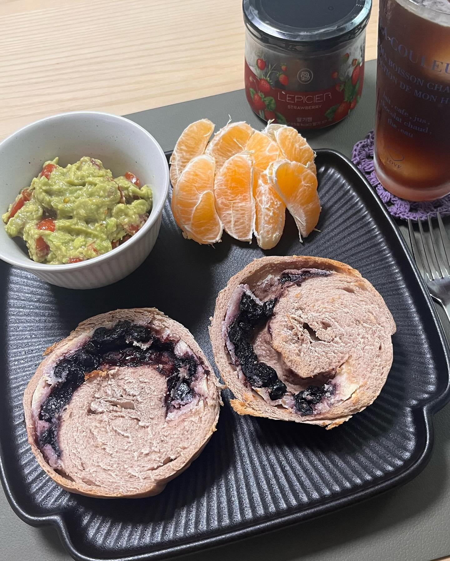 집에 아보카도 과후숙 중이라,,빠르게 먹기위한 방법은 과카몰리 해먹기 🥑🥑 플레인 베이글이 없어서 블루베리 베이글로딸기쨈도 샀는데,,결국 오픈 못해서 딸기쨈 못먹고 ㅠ.ㅠ (오빠 부탁해...ㅎ)

저는 항상 10000레시피 보고 따라하는데 우리부부 입맛에 아주 딱임🤍🤍