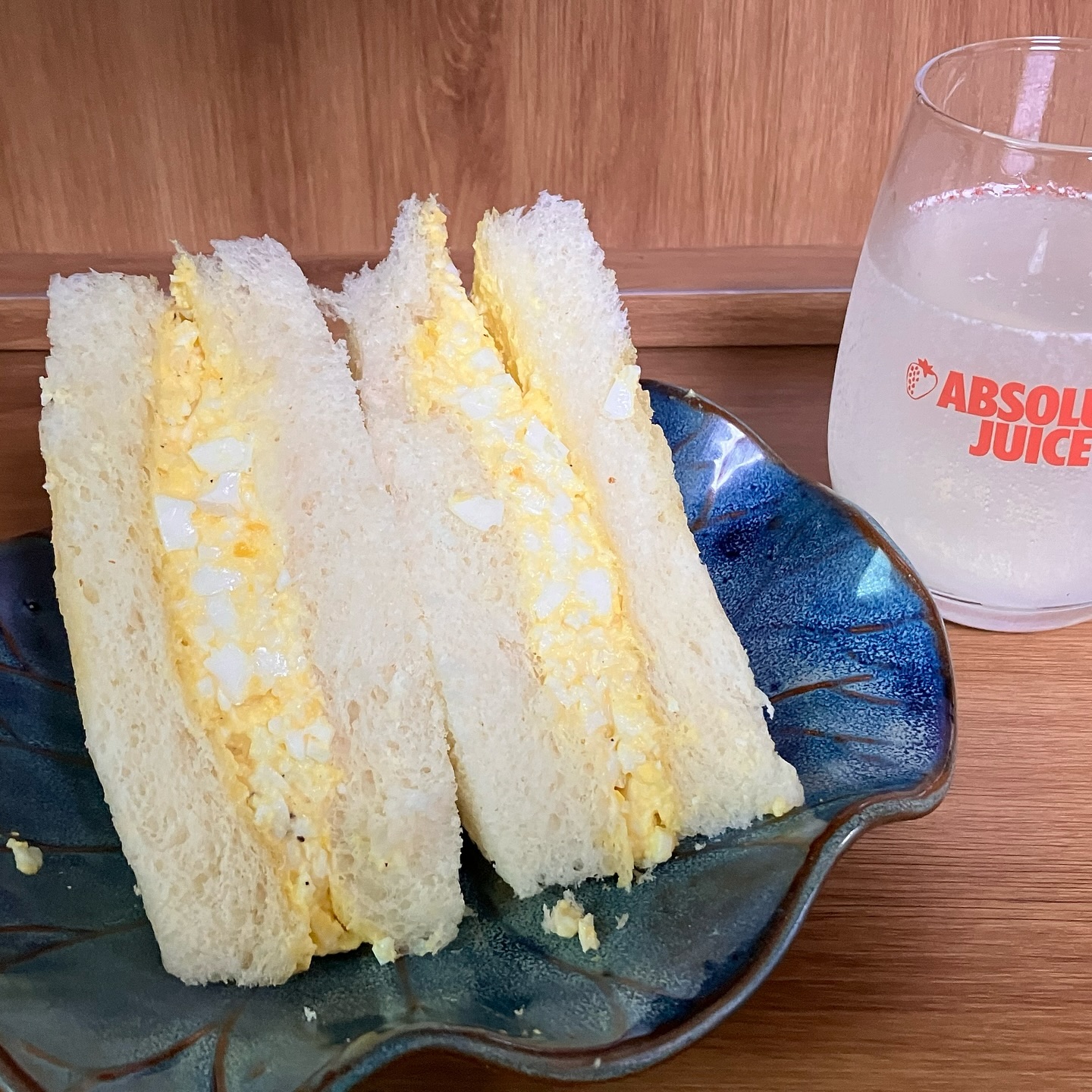🍞카페인신현리 플레인식빵을 이용한 에그마요샌드위치

촉촉하고 부드러운 카페인신현리의 플레인 식빵은
두툼해서 여러가지 요리로 활용하기가 좋은데
요즘 계속 생각나는 에그마요를 만들어보았다.

삶은 계란을 으깬 후 마요네즈와 칠리페퍼,
소금을 추가해서 짭쪼름한 에그마요를 만들어 준 후에
플레인식빵은 버터를 두룬 후라이팬에 노릇하게 구워주었다.

식빵테두리는 잘라내고 안의 부드러운 부분만 사용했더니
더 부드럽고 후추를 추가해주니 후추가 에그마요의 느끼함을
잡아주고 고급스러움을 더해주어서 더 맛있었다.

#푸디진진_집밥 #집밥레시피 #에그마요샌드위치 #에그마요토스트 #카페인신현리 #플레인식빵 #슬라이스식빵 #버터토스트 #계란요리레시피 #간단샌드위치 #샌드위치레시피