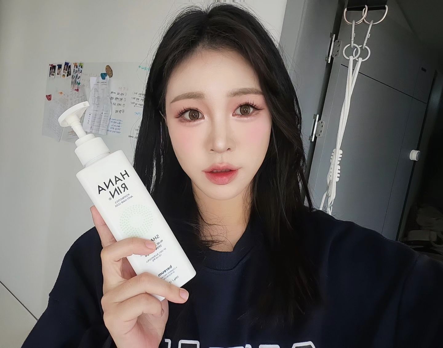 #광고
지루성두피 때문에
첨가되지 않아야 할 성분을 따지고
기능성 샴푸에 관심이 많아서
문제성, 탈모 샴푸는 다양하게 써봤는데요〰️

하나린 샴푸는 기존의 탈모샴푸 보다
머릿결이 퍽퍽해지지도 않고
향도 아주 은은해서 맘에 들었어요💖
두피도 시간이 지나도 떡지지않고
가려움도 많이 줄어서
광고임에도 찐으로 만족..🙏🥰
출산 후 어마어마하게 빠지고 있는
머리카락도 확실히 덜 빠지는게 보여서
꾸준히 써볼 예정입니다🫶

🧴hanarin_by_bereum