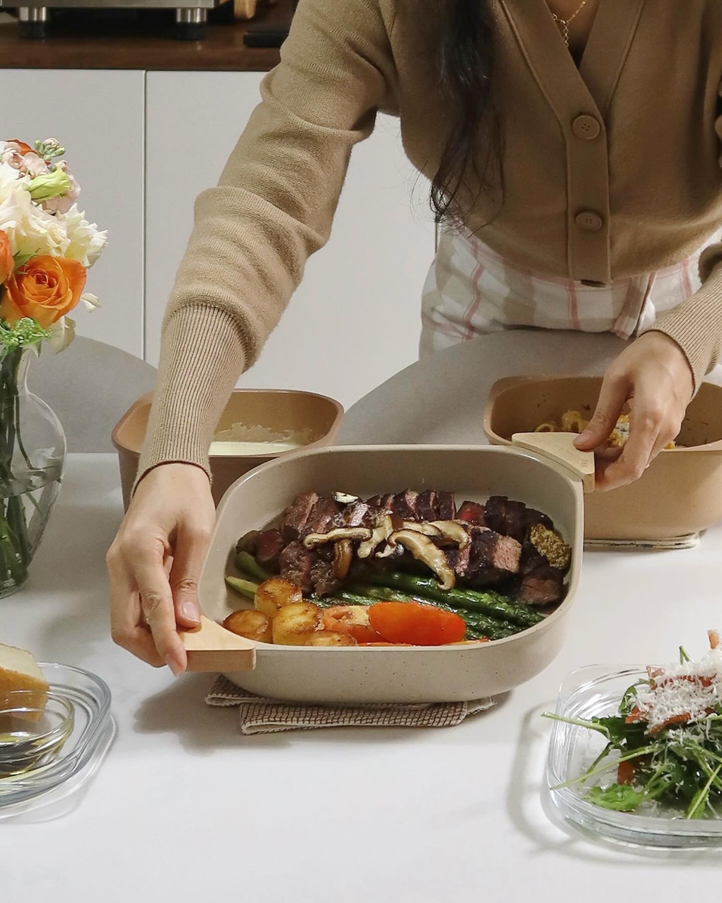 #광고 요리, 플레이팅, 공간활용까지! 이 모든걸 충족 시켜준 네오플램 피카 오브제 컴포트 글라스 플레이트🤍
⠀ 
우리 김대감 주말에 또 요리사 포스 제대로 나왔잖아요?!
탈착식 멀티핸들인 피카 오브제 컴포트로 요리하니 그대로 플레이팅이 가능해 다 먹을 때 까지 음식은 따뜻했고 설거지는 줄어 너무 좋았어요!

피카의 감성이 그대로 담겨있는 우드 그립으로 조리 후 제품을 이동할 때 사용할 수 있고요!
보관 시 코팅을 보호하는 코튼패드도 포함된 구성인데 코튼패드는 테이블 매트나 냅킨 등 다양하게 활용할 수도 있어요!
여기에 플레이트로 활용할 수 있는 글라스 뚜껑 까지! 
구성 너무 센스있죠?
쌓아서 보관할 수 있어 공간 효율성도 굿 입니다!
⠀ 
열효율 좋고, 소음이 적은 IIHP 인덕션 기술 적용해 인덕션에서 쓰기 특히 좋았지만 가스, 오븐까지! 다양한 열원에서 사용 가능하니 실망하지 마세요^^
⠀ 
PFAS 및 유해물질 없는 건강한 세라믹코팅에 요리부터 플레이팅까지 한번에 해결해주는 
네오플램 피카 오브제 컴포트 글라스 플레이트!
뭐하나 빠지는 게 없네요:-)
⠀ 
앞으로도 야무지게 사용해 볼게요!
⠀
⠀
⠀ 
neoflam_korea
⠀ 
#네오플램 #네오플램피카 #피카오브제컴포트 #신혼선물 #신혼템 #집들이선물 #플레이팅