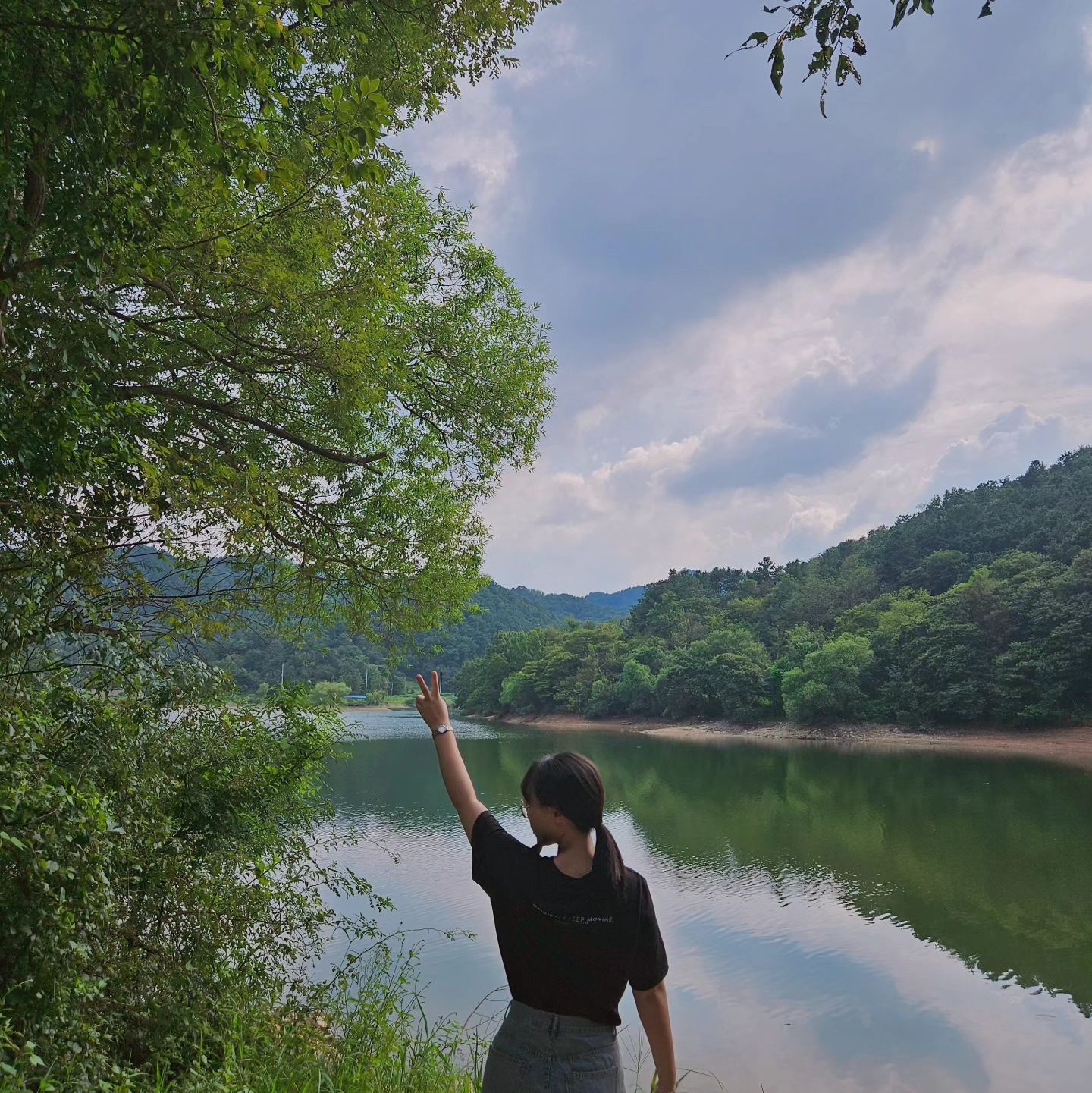 생일 같은 주말 #230827

🏞 사주를 보니 나는 물과 가까우면 좋다고 한다. 해서 주말마다 저수지나 만경강 드라이브를 떠나는데 행구씨의 수고 덕분에 찾은 귀한 저수지. 개구리, 여치, 밤송이 덕분에 눈이 호강했다.

🦐 내가 환장하는 대하의 계절이 왔다. 첫 스타트가 좋아 9월부터 대하팟을 구해 대하력을 높혀야겠다. 정말 맛있었다...

✋️ 새로운 책 사러 갔다가 신통방통한 손박사님의 손금책을 발견했다. 코에 걸면 코걸이, 귀에 걸면 귀걸이 같은 책이었지만 그걸로 재미있었으면 됐다.