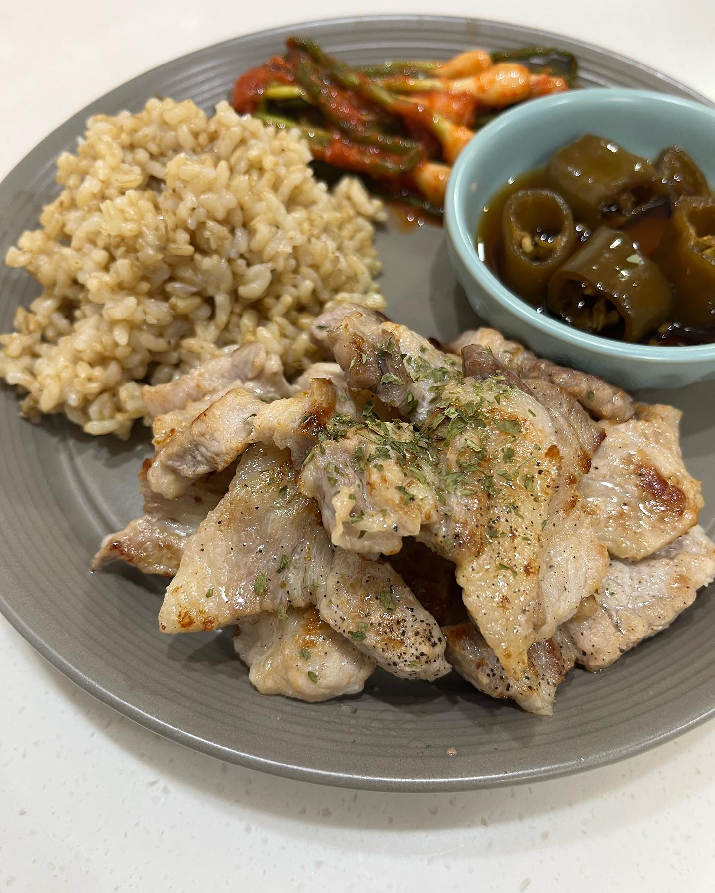 금요일의 마무리는 꼬기🐷

오늘 남편은 회식이어서
친오빠한테 받은 꼬기 꿉꿉😋

혼밥은 역시 설거지거리 줄여서
간단하게 먹게 되는 것 같아요✨

이번주 왜인지 왕 피곤 했었는데
드디어 끝나서 너무 좋아요!

모두 꿀같은 주말 보내시길 바래요😎