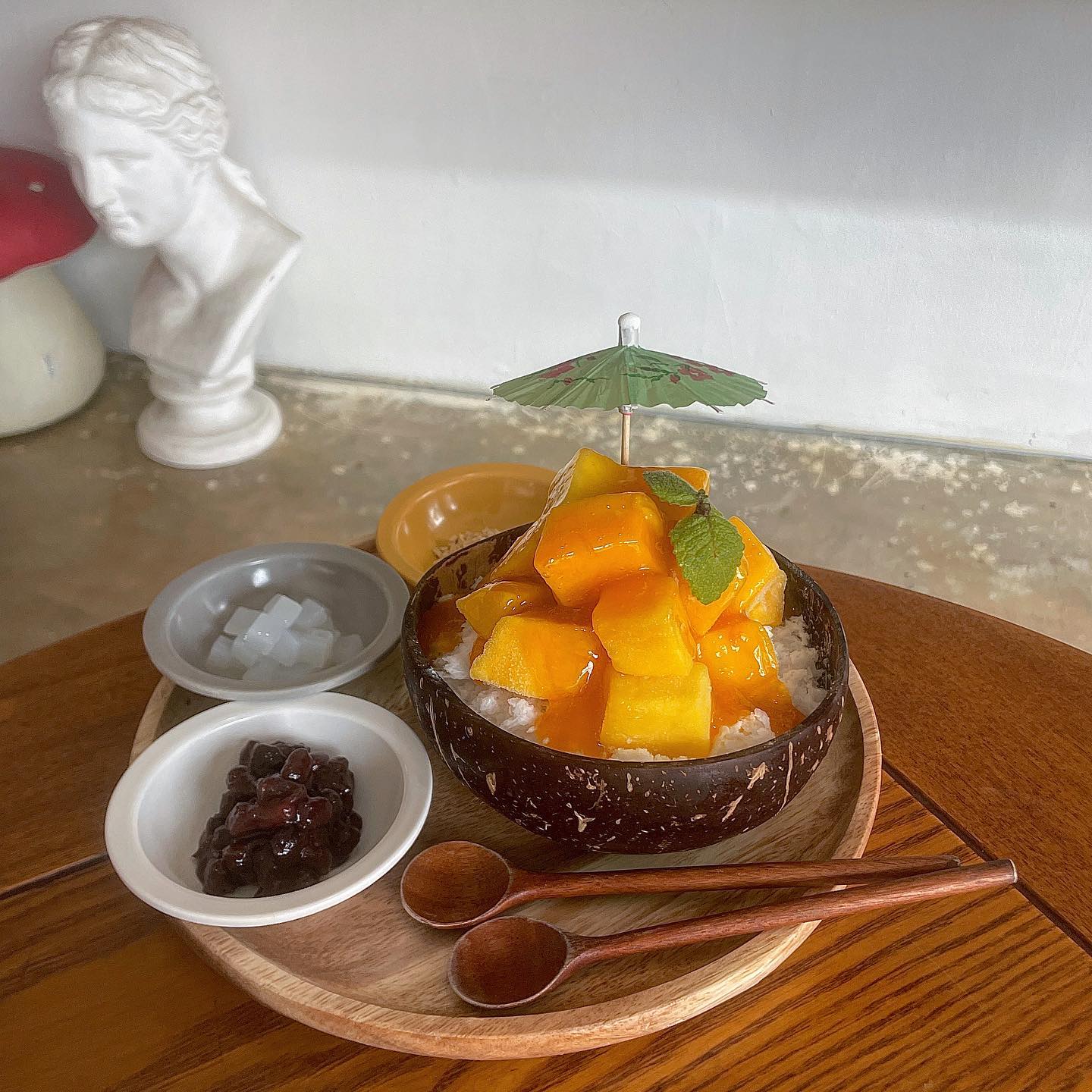 🥭🥥🍧
사계절 내내 즐길 수 있는
망고 코코넛 빙수! 
100% 코코넛 밀크를 눈꽃처럼 간 얼음에
망고를 듬뿍 올려 드립니다💛
나타드코코, 팥, 콩가루를 취향껏 올려드세요!