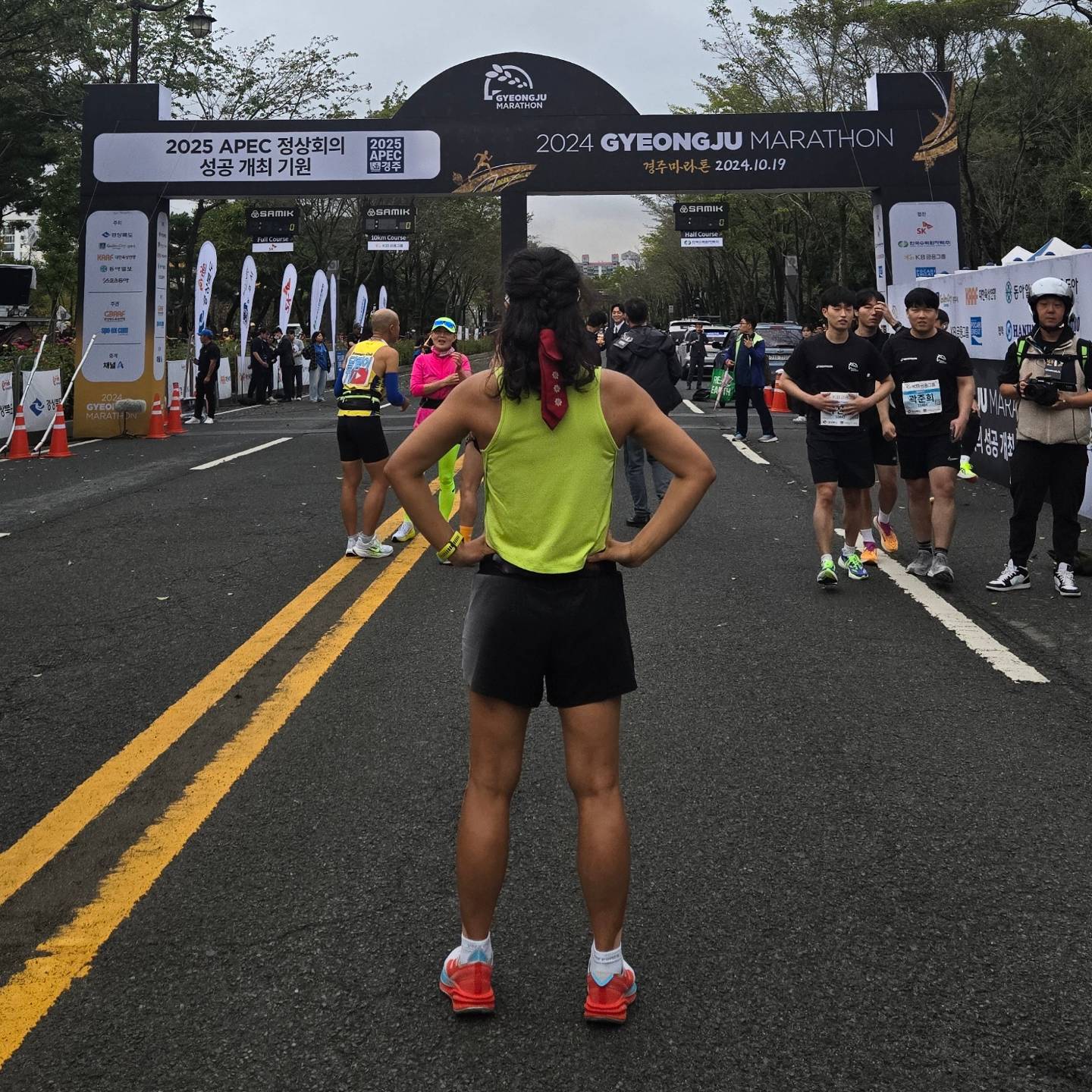 나, 이제... 러너 아니야... 마라토너야😆
경주마라톤 42.195km 풀코스 완주! 2024.10.19.

1&2. 출발 전 풀코스 도전의 설레임
3. 5시간 컷오프 성공! 풀 완주한 나도 이제 마라토너!
4&5. 예진코치님이 찍어주신 귀한 주로사진!
6&7. 그래도 멀리 왔는데 우리 러하 단사는 남겨야지!
8. 짐 보관하러 가는 길에 우연히 마주친 이모르님!
9. 비바람의 풀코스로 너덜너덜해진 하이퍼러시1.027
10. 경주마라톤 풀대비 나의 레디샷

✨️✨️✨️✨️✨️✨️✨️✨️✨️✨️✨️✨️✨️✨️✨️✨️✨️
풀코스 완주를 기원하며 응원해주신 모든 분들께 감사합니다!
뛰기 며칠 전 부터 생일인 것만 같았어요.
첫 풀코스 완주를 기원하며 아낌없는 응원과 격려
그리고 완주 소식 이후 여기저기서 축하의 인사까지🥹
너무너무 감사하고 행복하고...
응원과 축하를 해주신 모든 분들께 다시한번 감사합니다!

대회 전날 첫 풀이라며 응원과 조언을 위해
전화 통화로 목소리 들려준 가나언니 kana.dara
언니가 일찍 자야 한다고 걱정해준 덕분에
게스트 하우스 분위기가 너무 재미있었지만
꾸욱 참고 일찍 잠자리에 들었어요!!!

그럼에도 불구하고 긴장인지
마라토너라는 호칭을 얻을 것 같다는 설렘인지
잠을 자긴한건지 눈을 뜨기만 했다가 일어난건지
정말 선잠을 자고 채비해서 대회장으로 향했습니다.

숙박한 게스트하우스에 대회장에 가는 인원이 있어서
함께 택시로 이동하며 서로 완주와 PB를 응원하고
코스가 달라서 찢어지자 마자
만난 반가운 이모르님! cos_mo_r
인스타로 맺어진 인연인데도 공주에서, 경주에서
두 번이나 계속 만나니 얼마나 반가운지요🥹

기록제출해서 함께 S조로 출발 하게 된
재현이 덕분에 anes88jaehyeon 
생각보다 긴장은 적고 설렘이 더 앞섰었고
출발전 만난 우진오빠 너무 반가웠고 run_mikibug 

너무 빠르게 지나갔지만 주로에서 화이팅 외쳐준
재현이 해맑은 표정에 힘이 났고
못 볼 줄 알았던 영환이 주로에서 알아봐줘서
너무나도 반가웠고 _welcome.kim 
주로에서 다시 만난 하프주자 우진오빠
스펀지까지 챙겨줘서 그 순간 짧은 수다 너무 즐거웠고
주로에서 다시 만난 이모르님 괜히 또 반가웠고

너무 힘들어서 기력이 다 할 때 쯤
"신혜림!!!!" 누가 내 이름을 불러서 옆을 보니
먼저 완주 후 주로에서 달리던 날 발견해준
예진 코치님 🥹🥹🥹 yejini__i 
"걷지 말고 뛰어!!!" 이 말 한마디가

전날 선잠자고 달리던 나의 체력에
너무 졸려서 순간 DNF를 잠깐 생각했던
30km 구간부터는 계속 내 귀에 맴돌아서
"그래, 페이스는 낮아져도 걷지만 말자!"가 되어
정말 큰 원동력이 되었습니댜🥹

아침에 내린 비를 비웃는 듯이
32km즈음 지나던 11시쯤부터 내린 비는
유난히도 매서운 바람을 끌고와서
외투를 입고 싶을 정도로 너무나도 추웠지만...
조금 빨리 달리면 몸이 히팅될까 싶었지만
그럴 기력이 없어서 그만 뛰고 싶다는 생각과
DNF하기엔 아깝다는 생각이 드는 고민의 순간
걸려온 근수의 전화는
몇 키로인지 묻는 대답에 "35키로!"
짜증 섞인 투로 대답했고
"거의 다왔다!"한 마디에 "힘들어 끊어!"
짜증내며 끊었지만

시간이 지나고 곱씹을 수록
얼마나 궁금하고 걱정되면 전화를 했을까 싶어서
 "그래, 나 진짜 이제 다 왔다" 스스로 다독이며
버티고 버틴 끝에 피니쉬 라인을 넘어섰다.

사실 공주보다 멋진 풍경은 아니었고
비바람에 너무 춥고 배고프고 졸린 상황에
너무나도 멈추고 싶었지만
중간중간 응원해준 모든 분들 덕분에
그리고 내가 완주하면
나보다도 더 기뻐해줄 응원해준
많은 사람들의 얼굴들 말 한마디 한마디들 되뇌며
참고 버티고 해냈습니다...

정말 혼자 준비하고 혼자 갔다면
못 해냈을 거에요
이제 9개월 반이 된 러너가 마라토너가 될 수 있게
옆에서 함께 달려준 모든 분들 너무 감사하며
이 영광을 그 모든 분들께 돌립니댜🥹🥹🥹
너무 감사해요 정말... 뭐라 말할 수 없을 정도로...

🏅gyeongju__marathon
🩳👟 prospecs_official
🏁 runnershigh_kr
🪽 dooroomirunclub 

#경주국제마라톤 #경주마라톤
#러너 #러닝 #마라톤 #오운완 #오런완 #운동하는여자 #운동기록 #일상 #영상 #사진 #셀카 #런스타그램 #일상스타그램 #라이프스타일 #다이어터 #runner #running #marathon #workout #ootd #マラソン